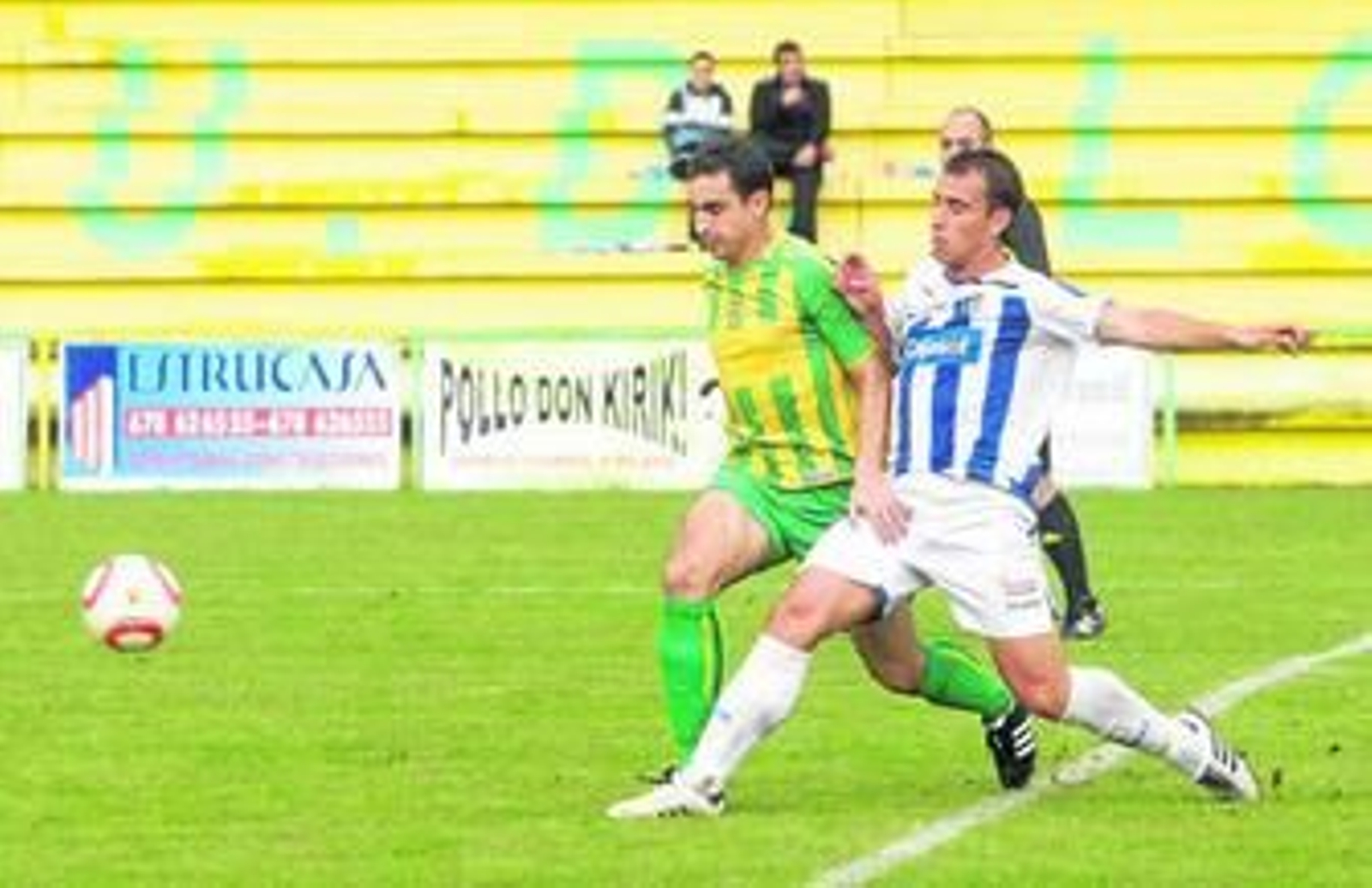 Antonio Muñoz, autor del gol, se marcha de un contrario.