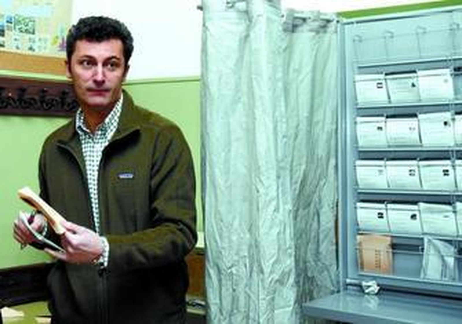 El cabeza de lista de UPN, Santiago Cervera, acude a votar.