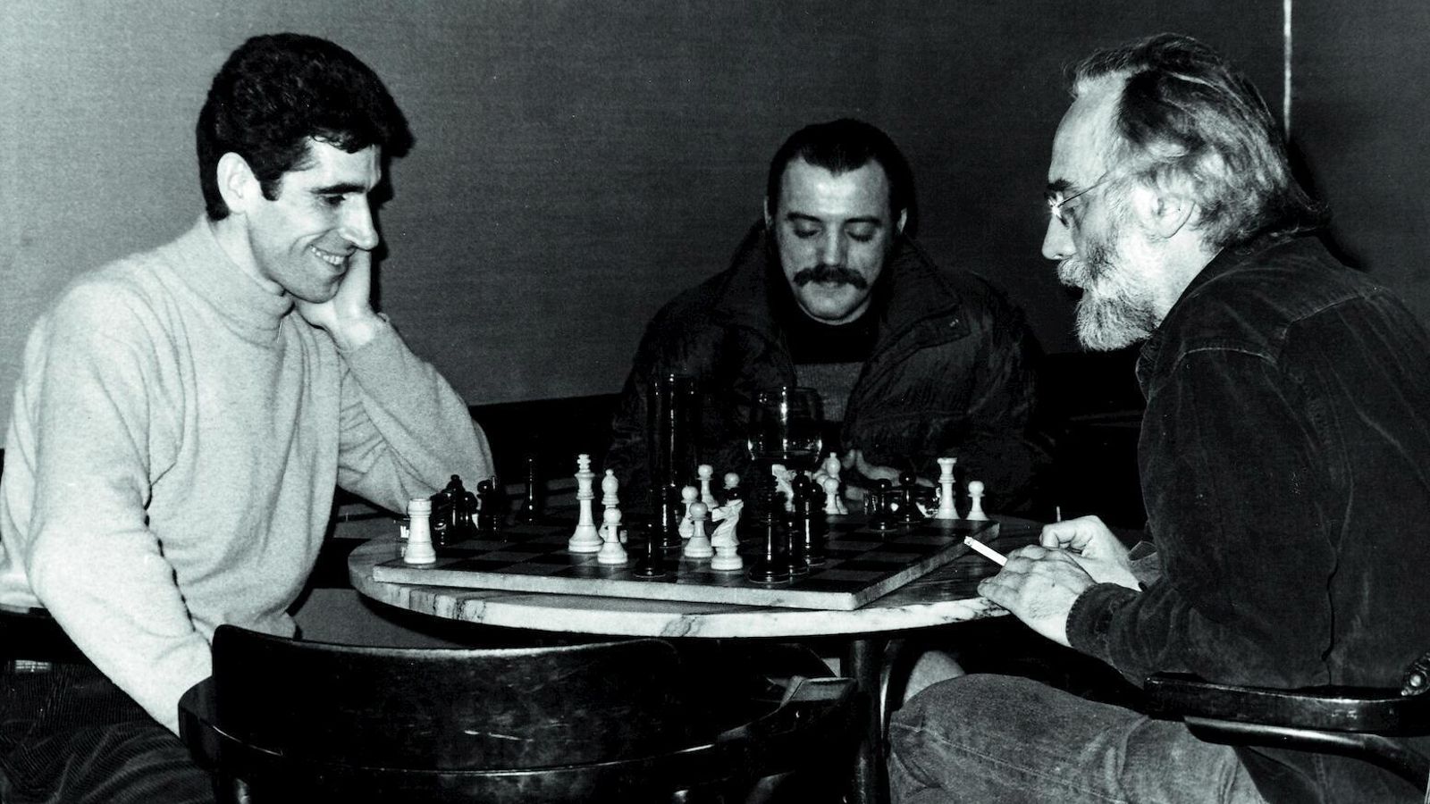 Javier Krahe jugando al ajedrez en el Estar Café de Malasaña (Madrid). Javier Krahe jugando al ajedrez en el Estar Café de Malasaña (Madrid).