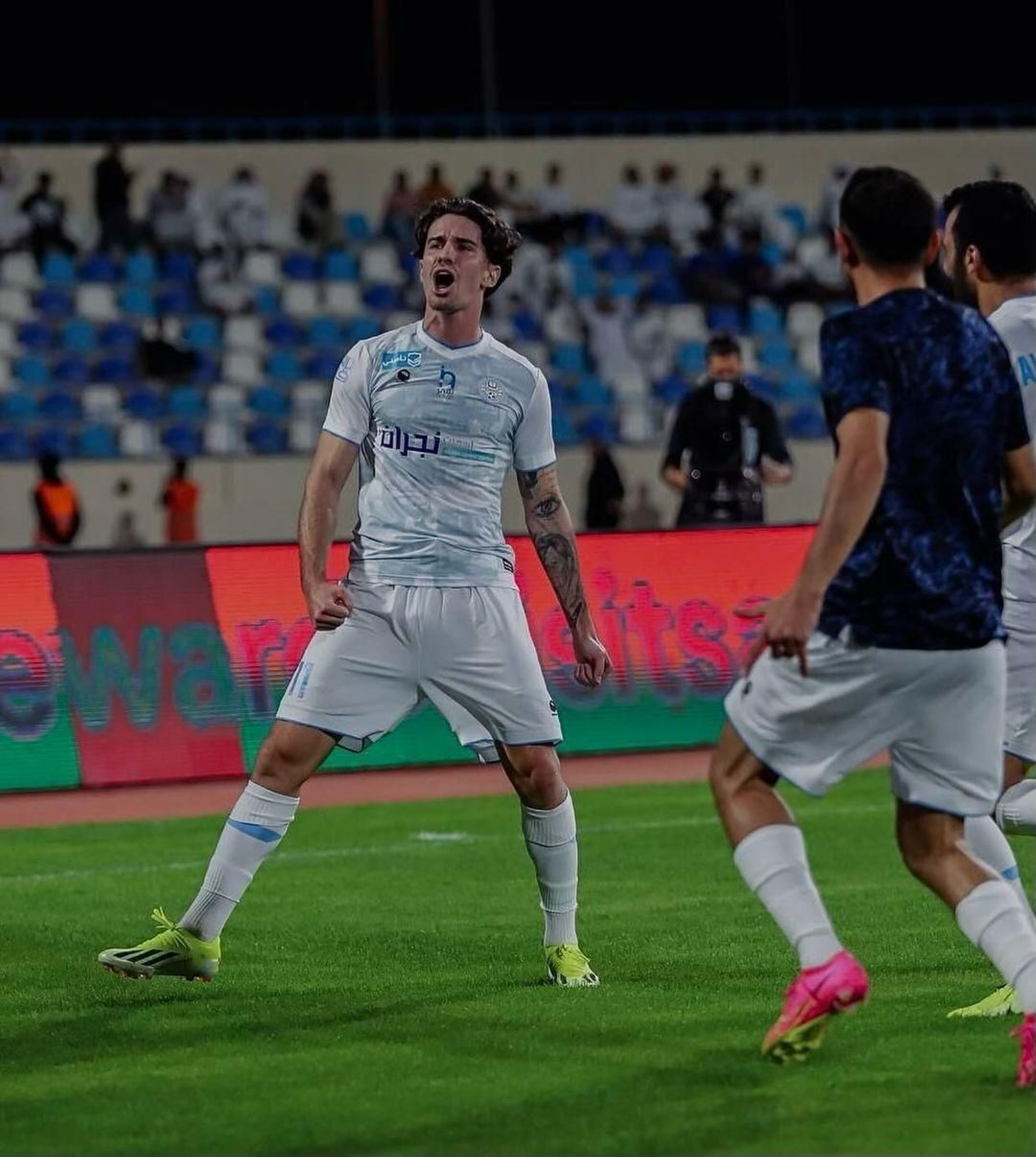 Álex Collado celebra un gol durante su cesión en el Al-Okhdood Club