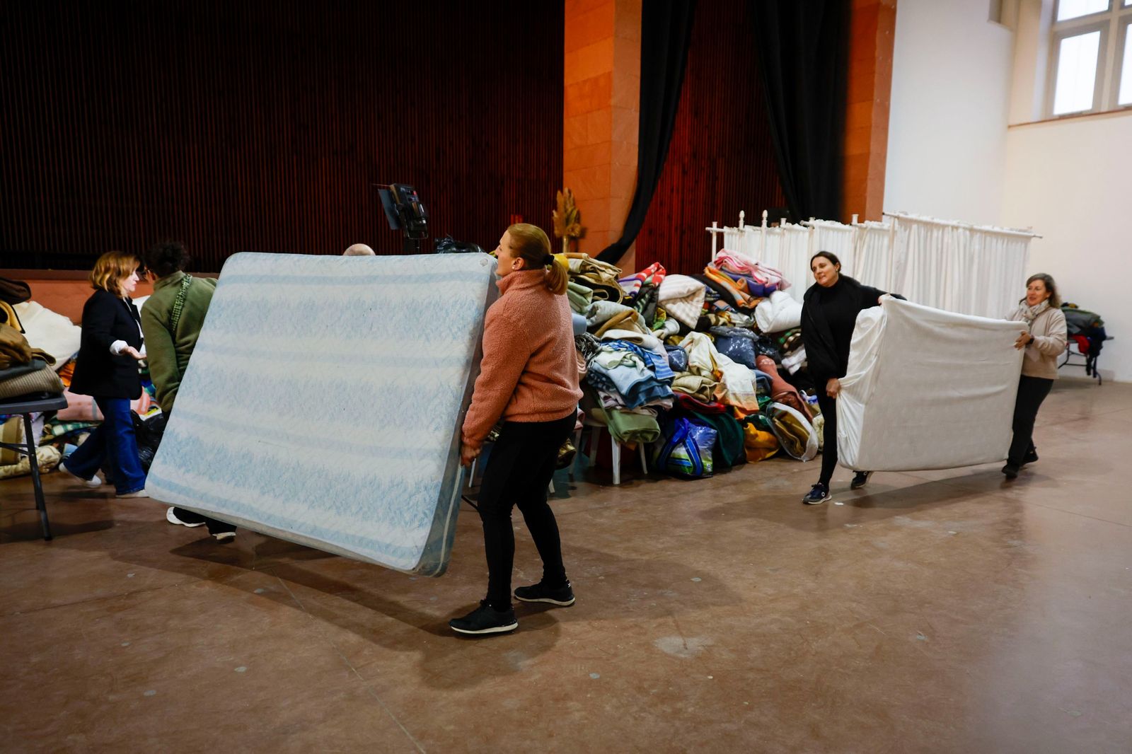 Vecinos de Adamuz trasladando colchones a la caseta municipal del pueblo para atender a los viajeros