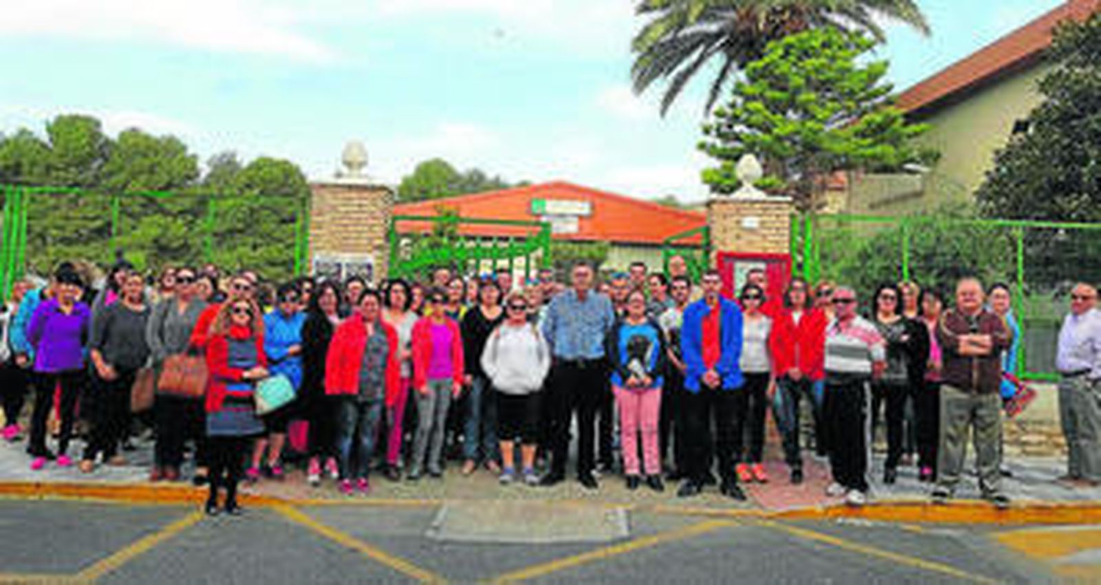 Un centenar de padres se concentró ayer a las puertas del centro educativo.