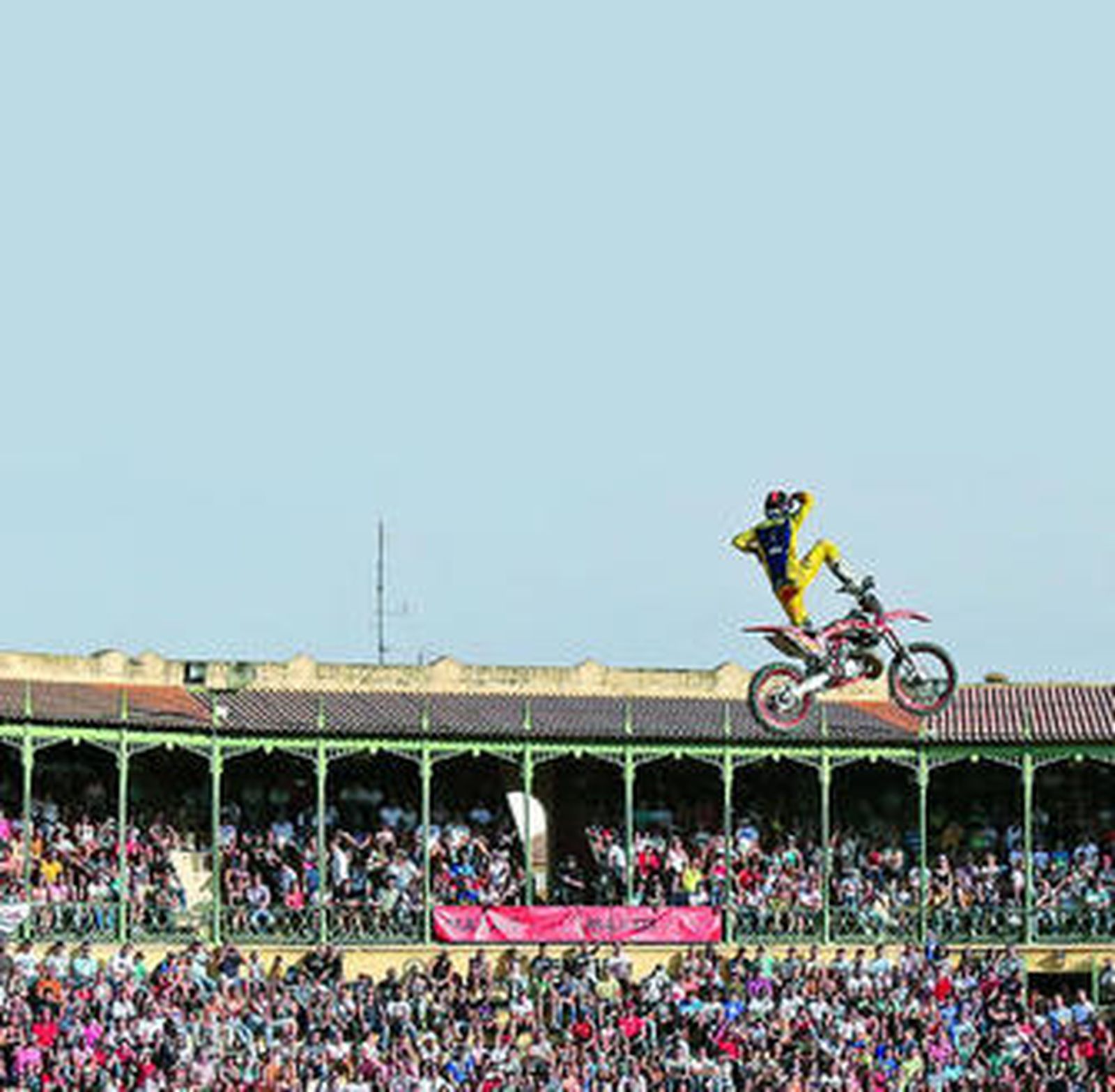 El español José Miralles, en uno de los saltos que llevó a cabo en la prueba celebrada el año pasado en la plaza de toros de Jerez.