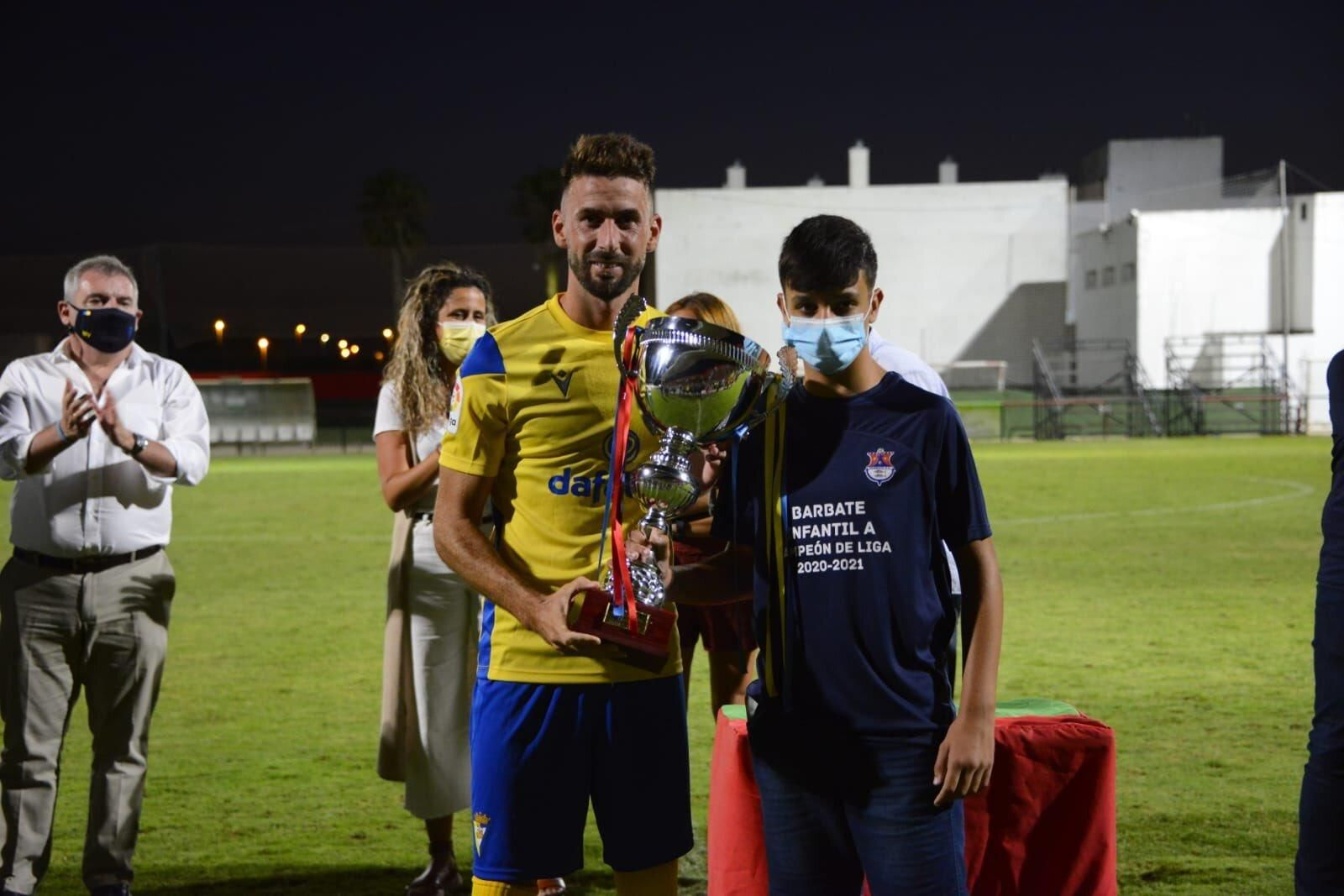 José Mari recogió el trofeo del VII Memorial Diego Fernández.