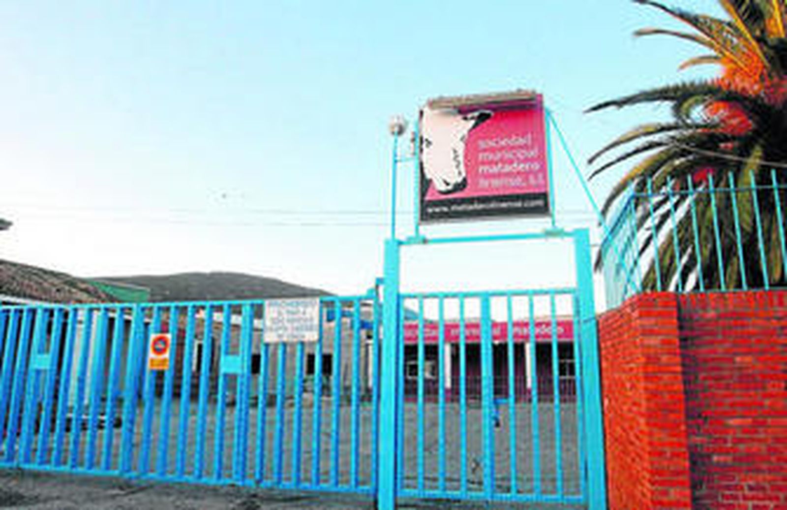 Entrada al matadero municipal de La Línea, situado en el polígono industrial del Zabal.