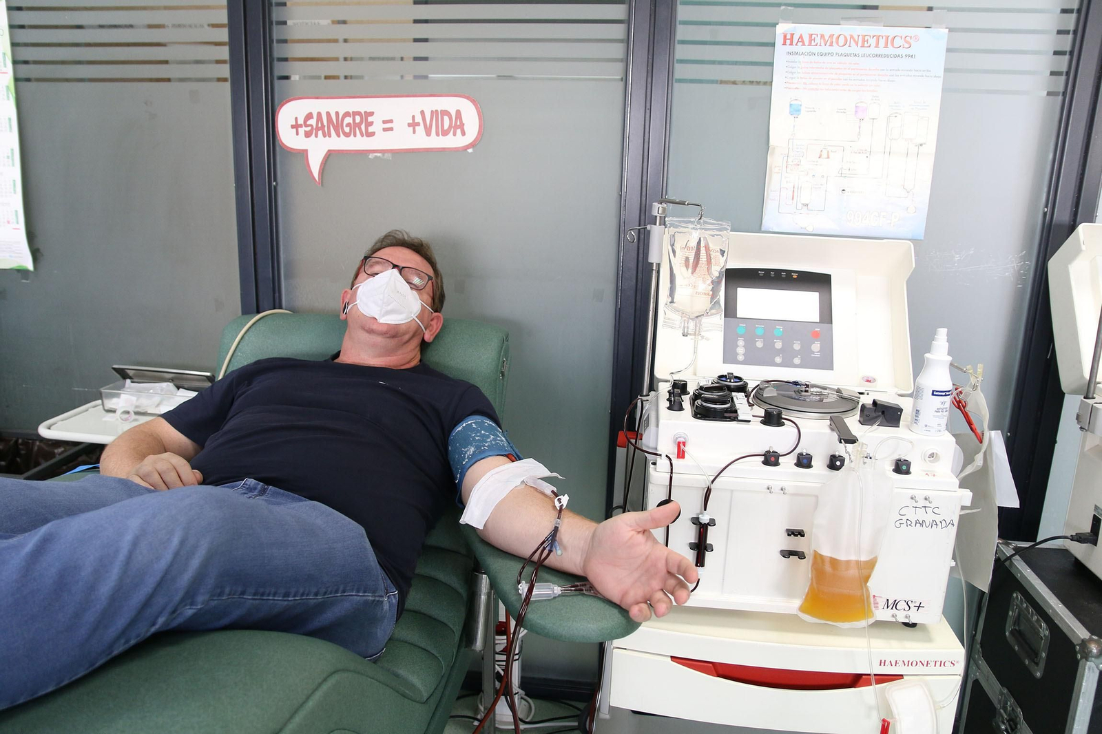 Donante de plasma en el Hospital Universitario de Torrecárdenas.