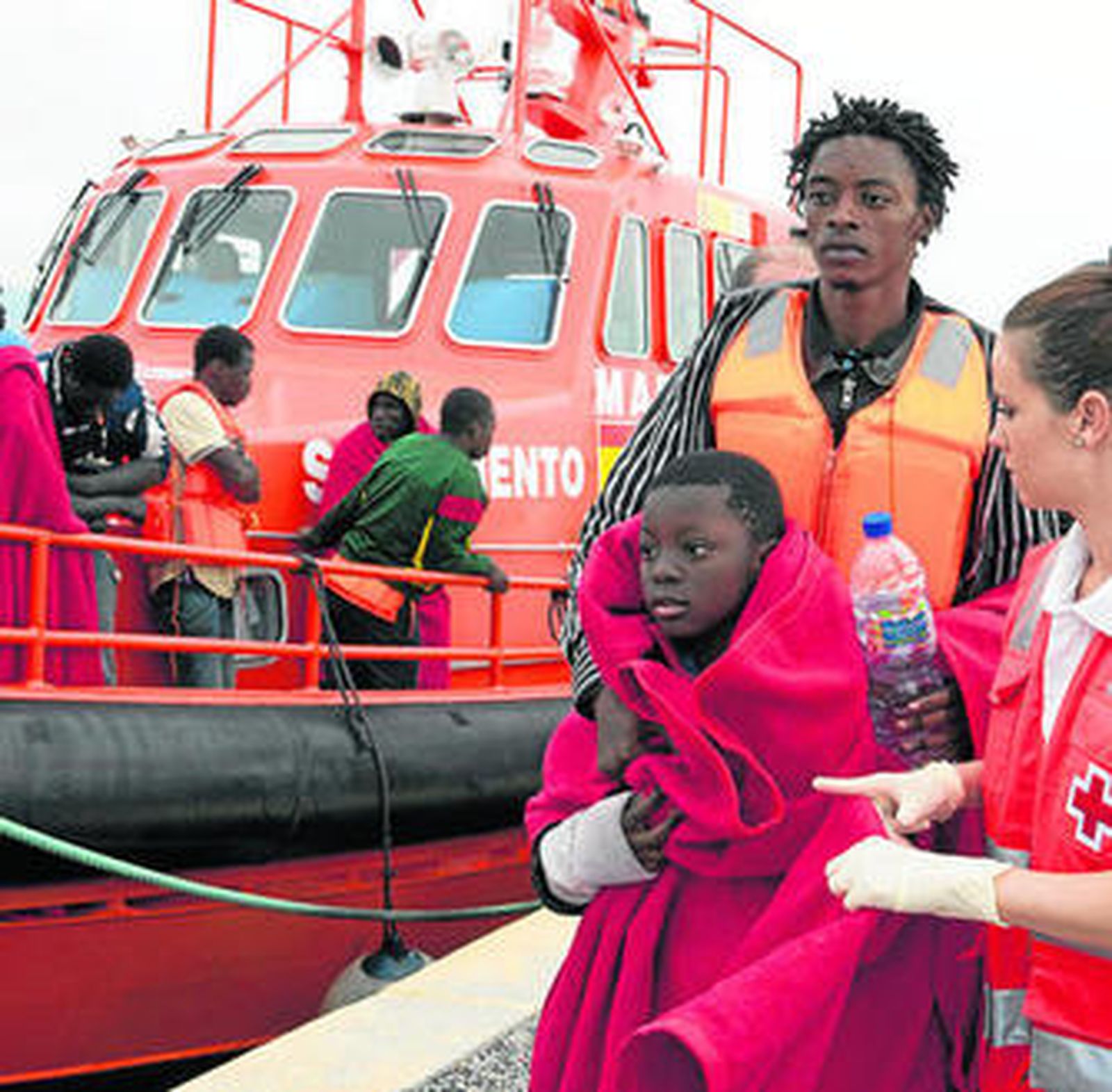 Los inmigrantes recibieron las primeras atenciones en el Puerto de Motril  por parte de Cruz Roja y Guardia Civil.