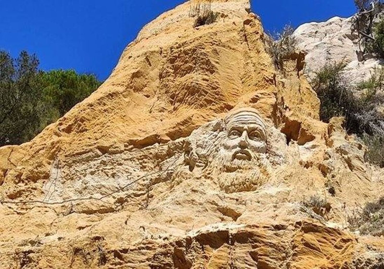 El rostro tallado en el acantilado de la playa del Arenosillo, en el espacio natural de Doñana.