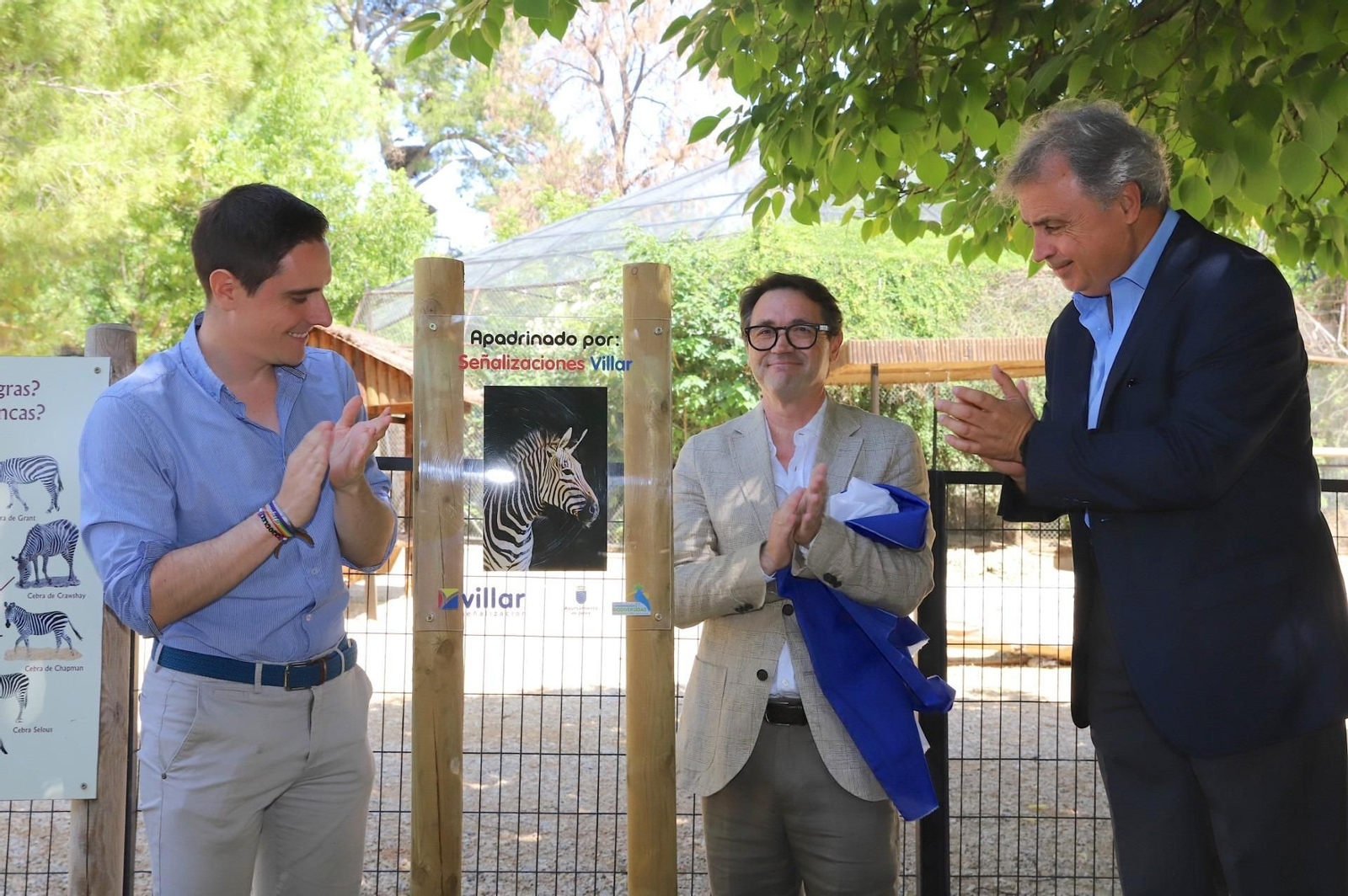 Imagen del acto de apadrinamiento de las cebras del zoo de Jerez por parte de la empresa Señalizaciones Villar
