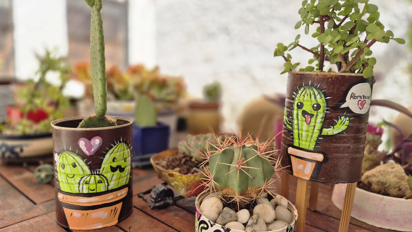 Latas pintadas para hacer maceteros originales