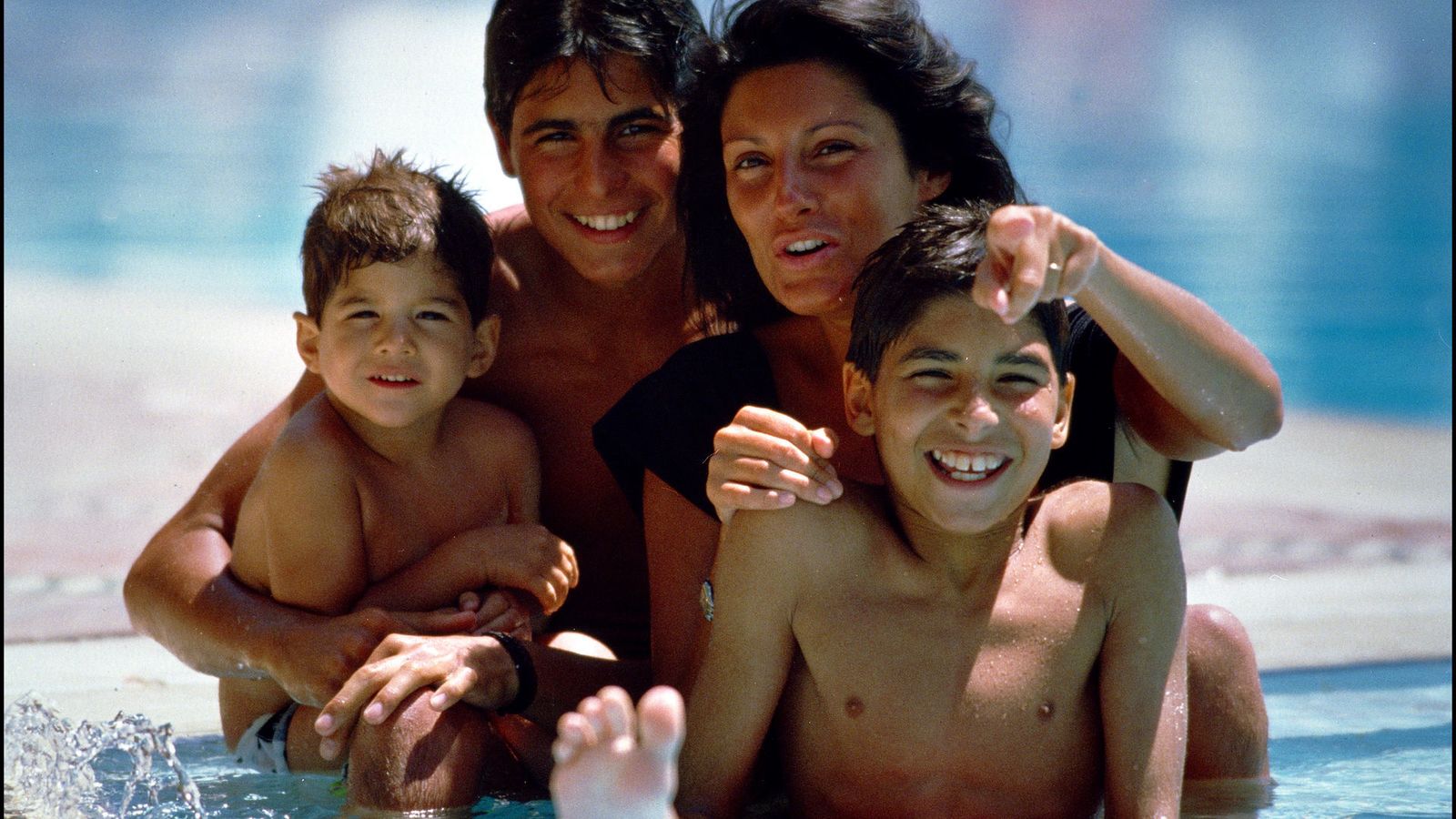 Julián con su madre, Carmina Ordoñez, y sus hermanos mayores: Fran y Cayetano.