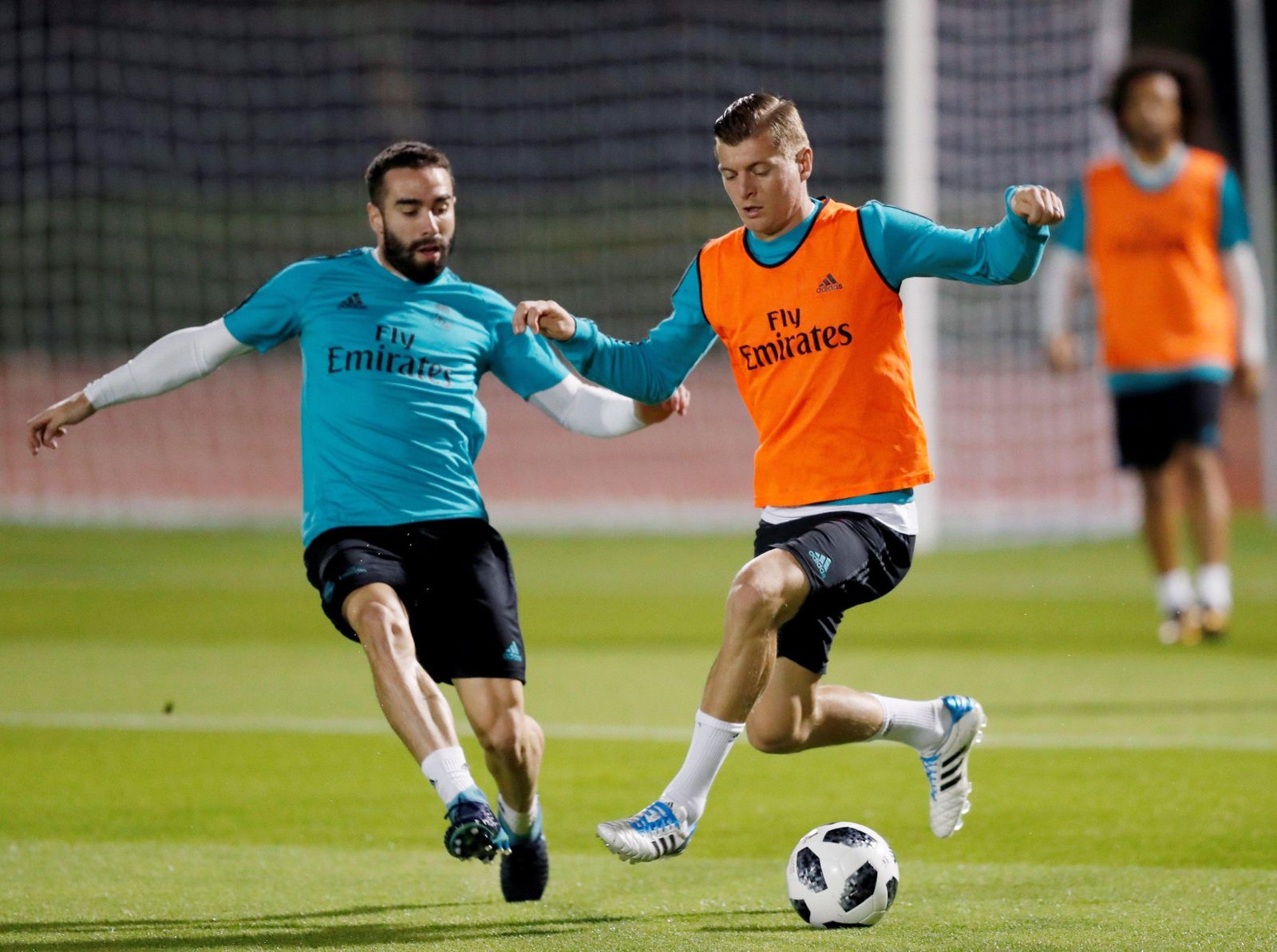 El lateral Carvajal presiona a Kroos en el entrenamiento de ayer.