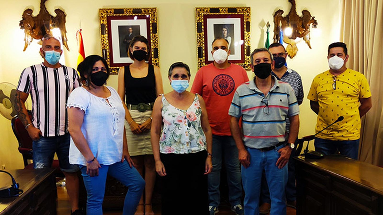 La alcaldesa, Carmen Flores, y miembros de colectivos de comerciantes y feriantes.