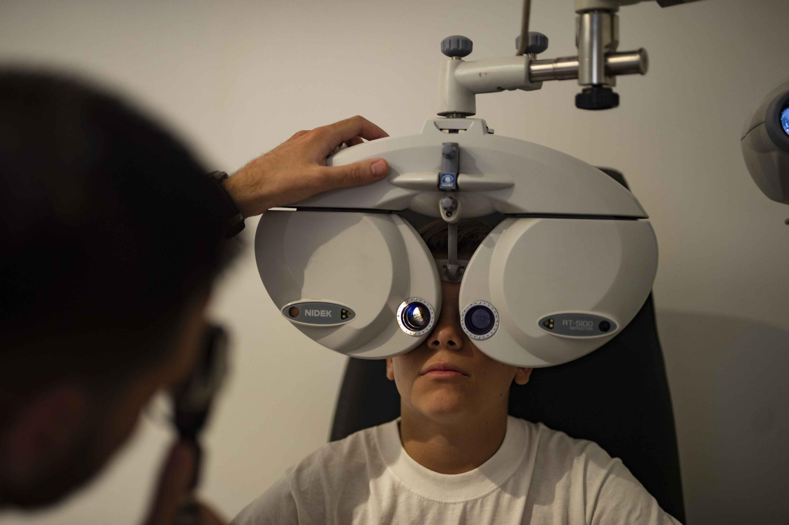 Un niño se hace la revisión de la vista.