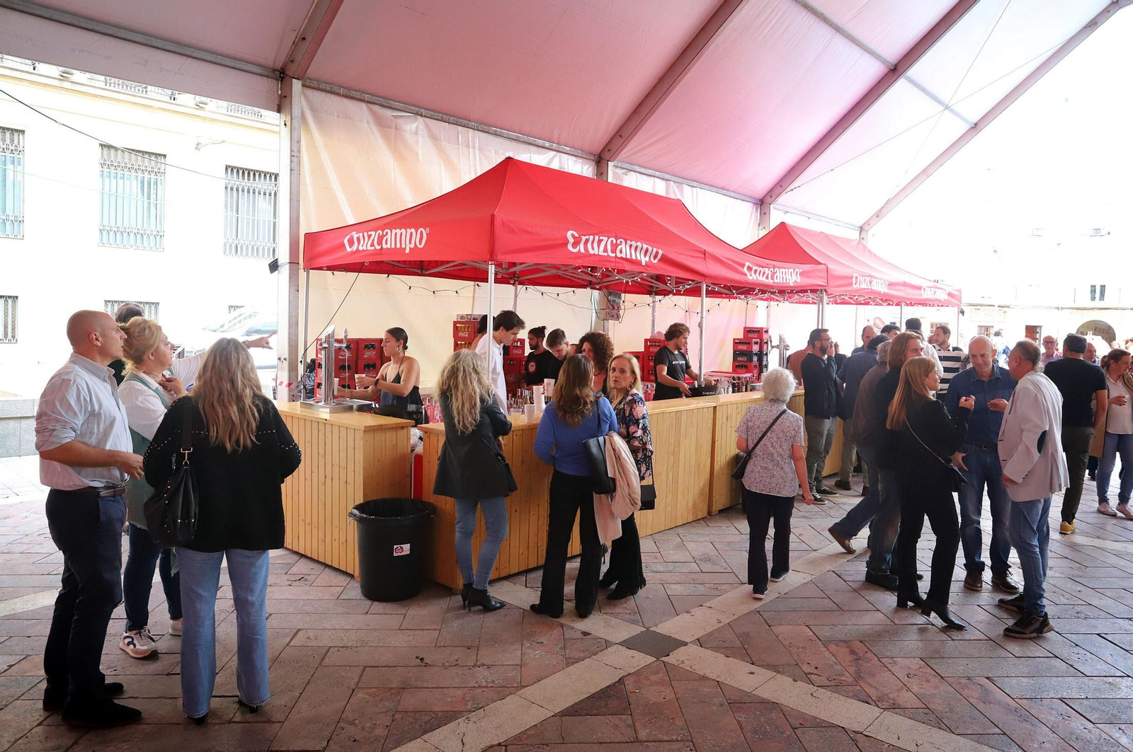 Imágenes de la apertura del Festival de Food Trucks de Binómico en la Plaza de las Monjas