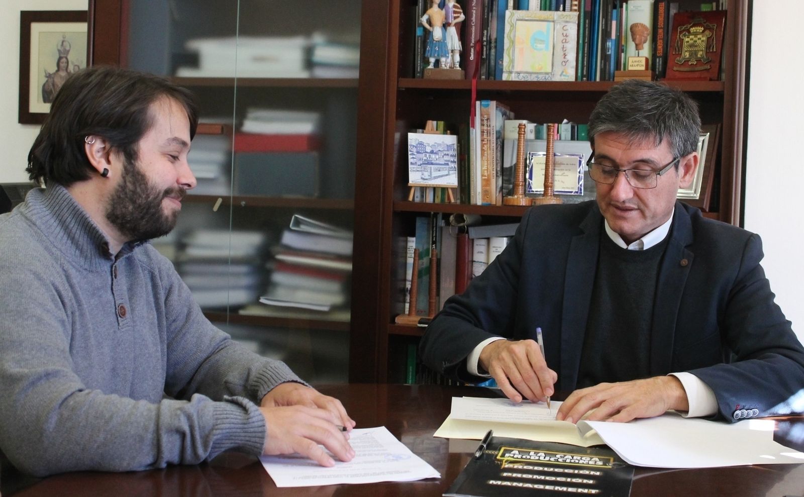 Firma del acuerdo para la celebración del festival en 2017.