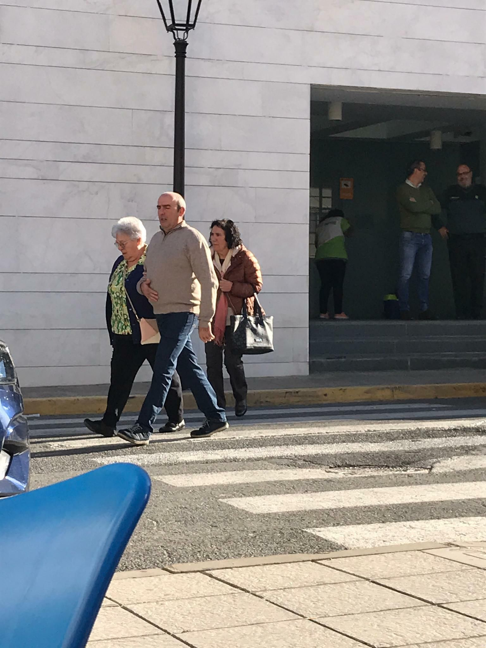 La testigo que se desdijo ayer, abandonando la sede judicial.