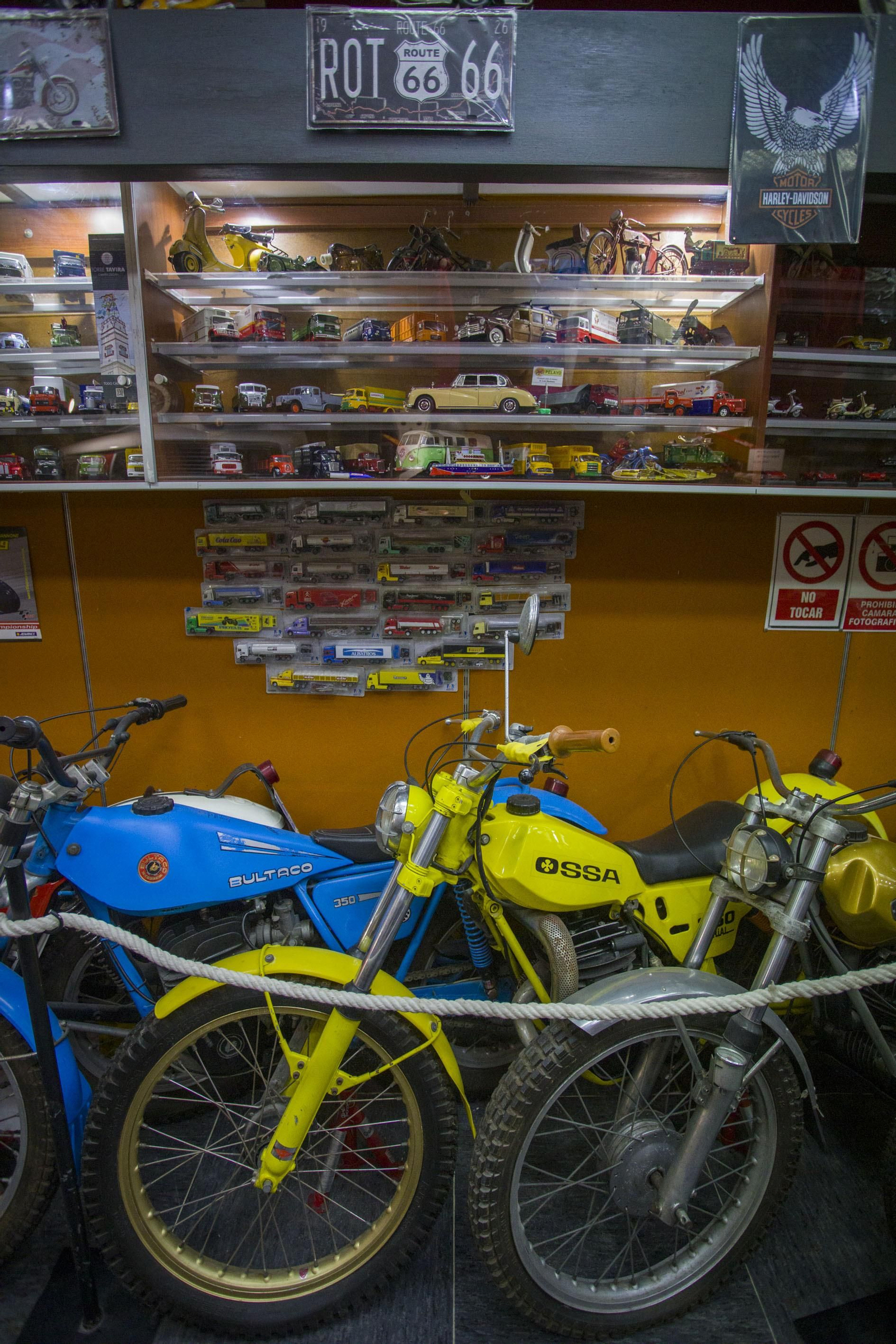 Así es el bar Pelayo-Hecho en Cádiz, un museo del buen comer y el motor