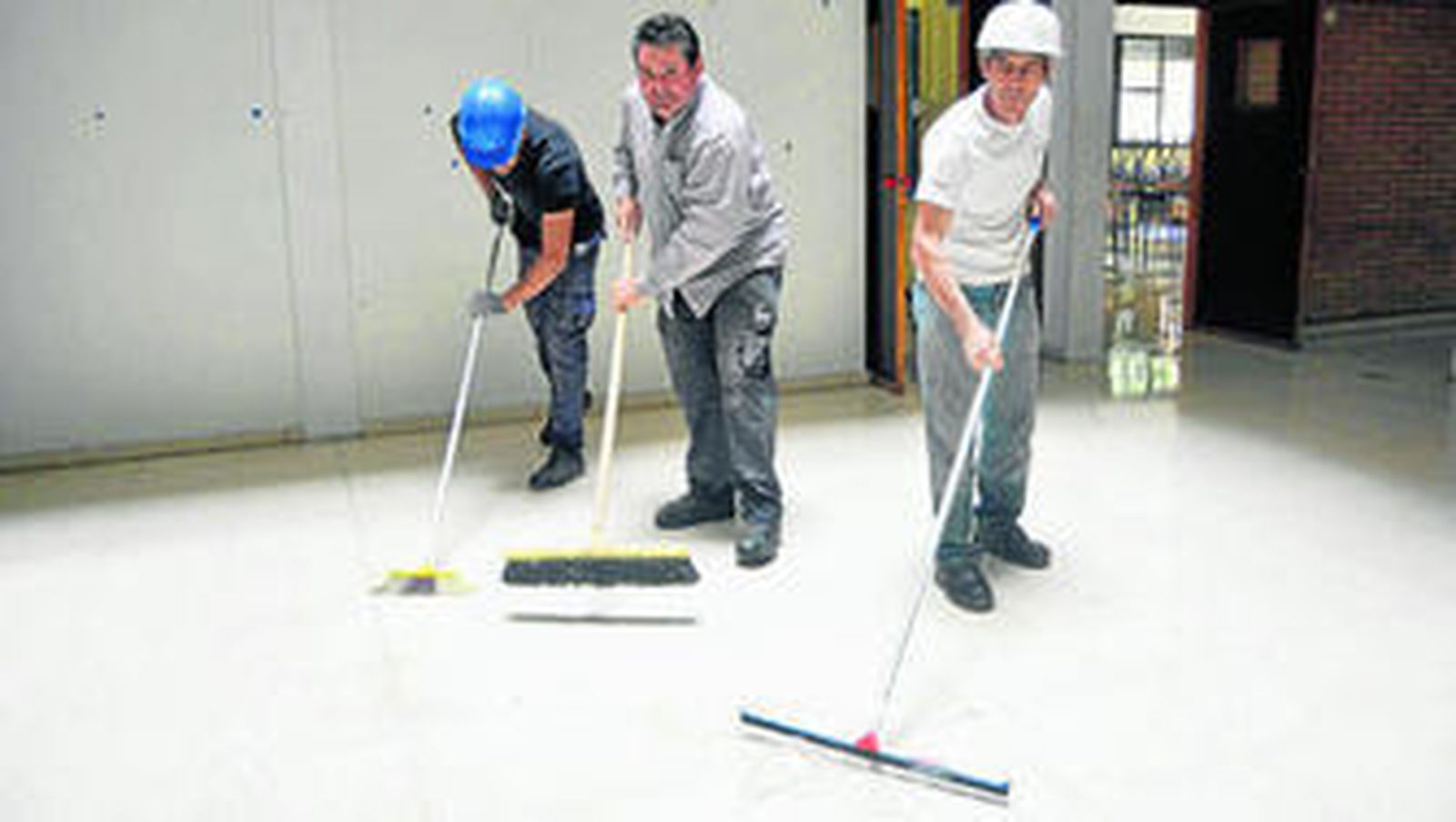 Trabajos de limpieza en una de las plantas afectadas en el Instituto Medina Azahara.