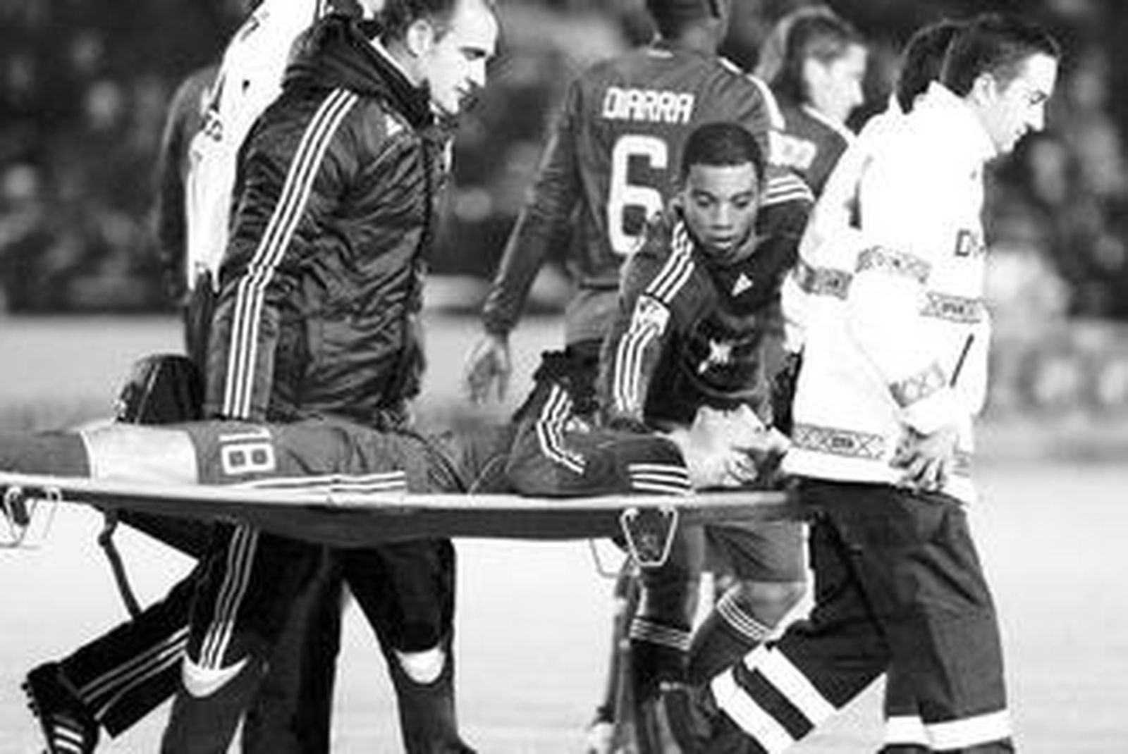 Rubén de la Red tiene que ser traslado en camilla a un hospital cercano, tras caer desmayado en el césped del Estadio Gal.