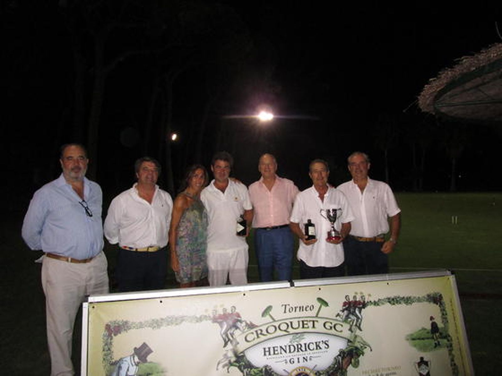 Gabriel González-Gordón, Emilio Valero, Lola Portela, Ignacio Gutiérrez-Trueba, el marqués de Vargas, Emilio Marín y José Manuel Domecq, durante la entrega de trofeos.

Foto: Ignacio Casas de Ciria