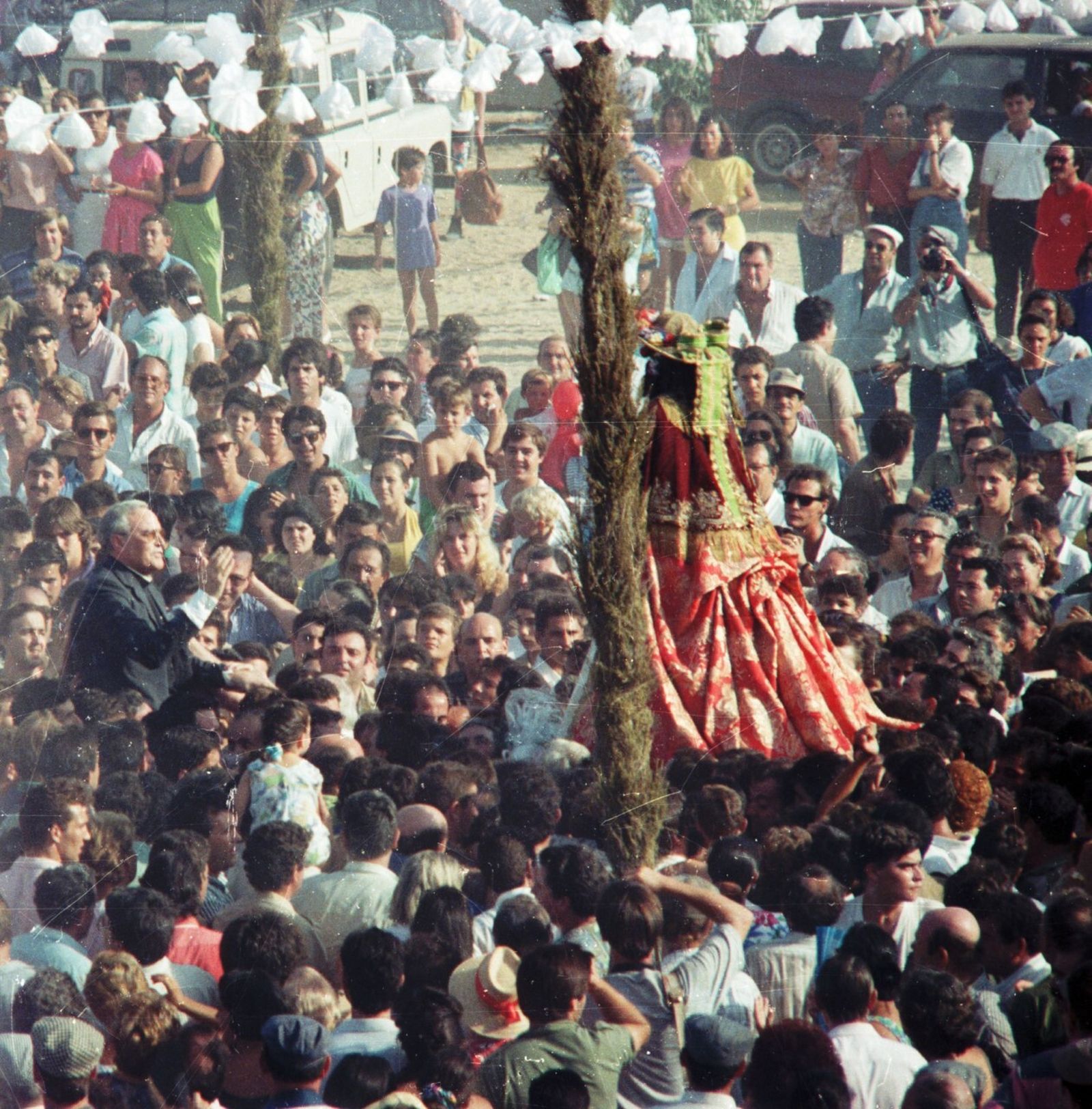 El arzobispo de Sevilla, Carlos Amigo Vallejo, a hombros, reza la salve a la Virgen del Rocío en el traslado de 1991.