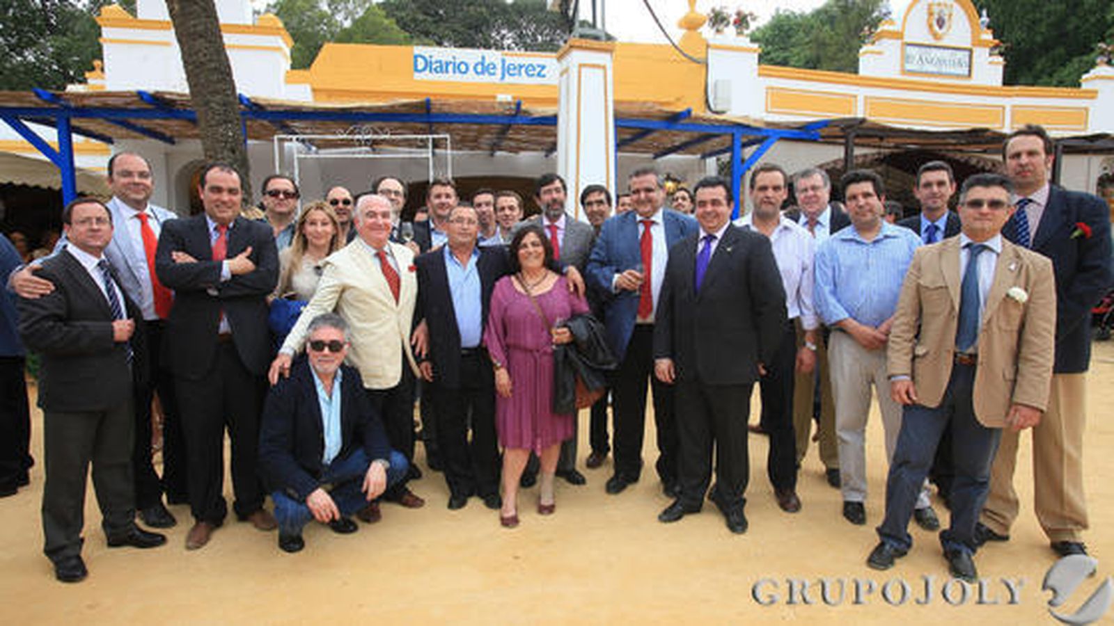El consejero delegado de Distrimedios, Francisco Julbes, junto a representantes de diferentes asociaciones de la prensa andaluza, posan ayer junto a David Fernández y Miguel Berraquero, en la caseta del Diario.

Foto: Vanesa Lobo