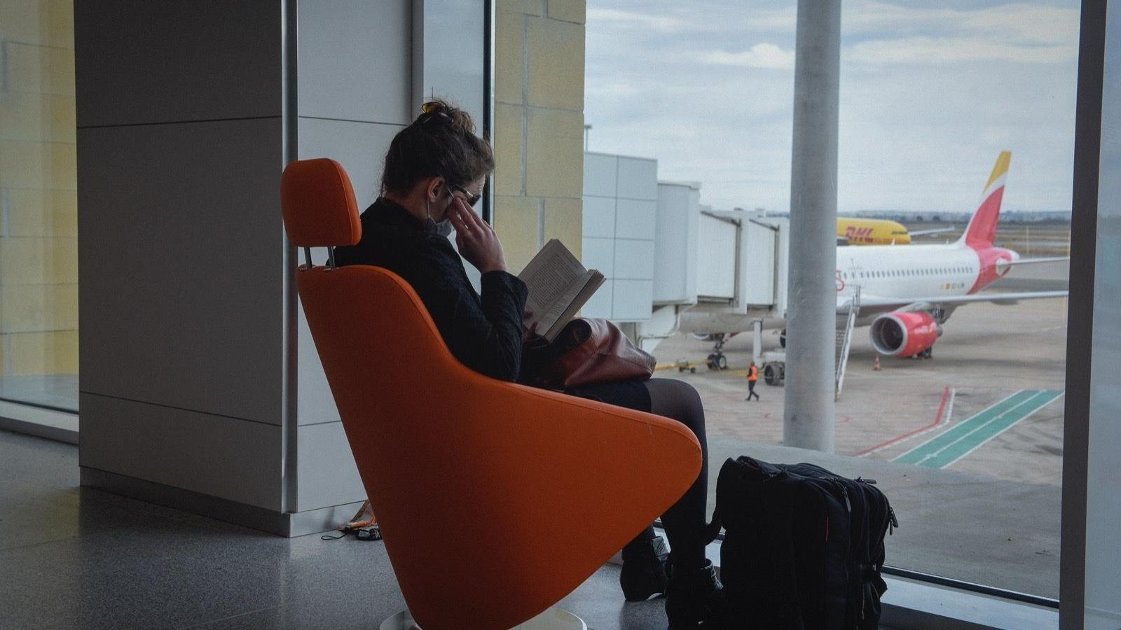 Un pasajero descansa con un libro frente a las nuevas cristaleras.