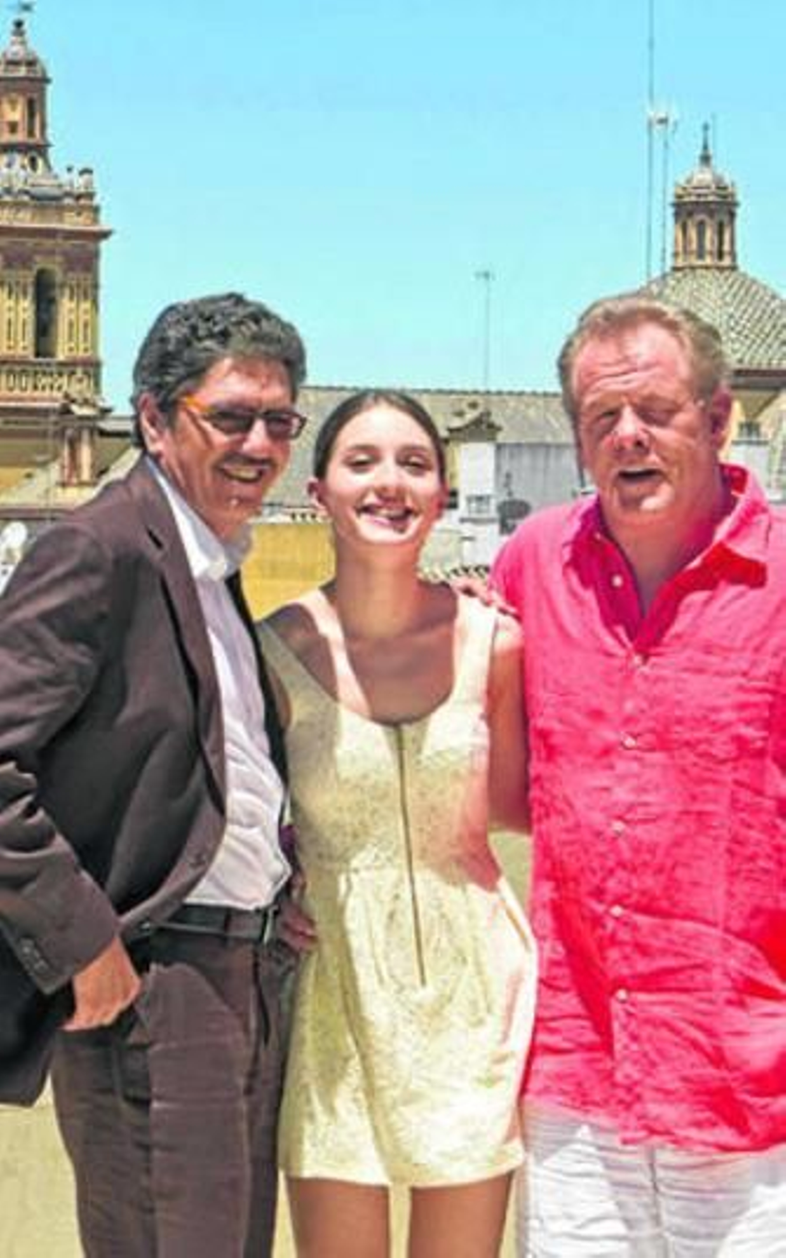 Dechent, Valverde y Nolte, con la Giralda al fondo.