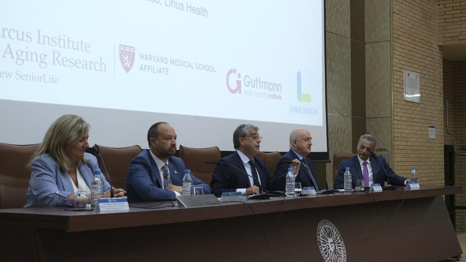 Mesa de autoridades en la bienvenida a los alumnos de Medicina.