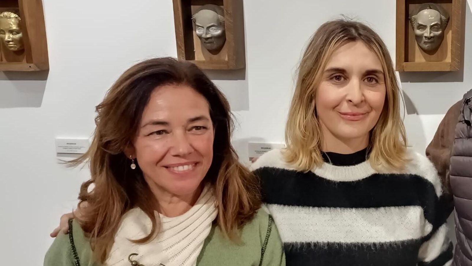 Helena Ruiz, vicepresidenta de la Fundación Aparejadores (izquierda) y la artista Ana Iturrate.