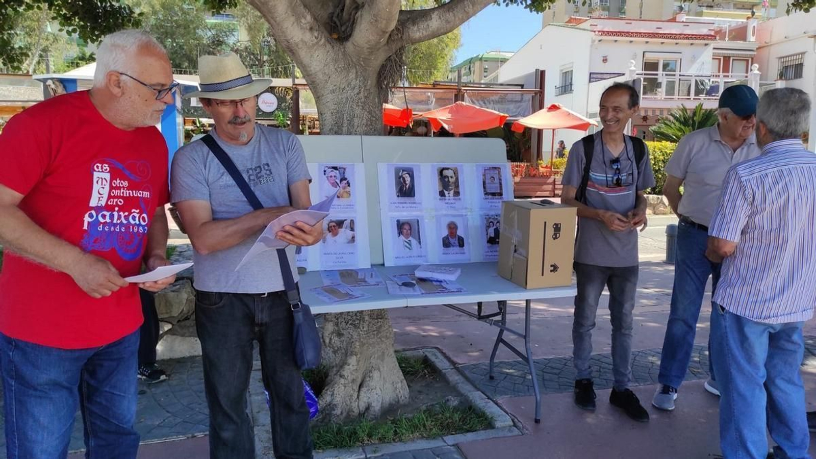 Uno de los puntos de votación en El Palo para votar por los personajes populares del barrio
