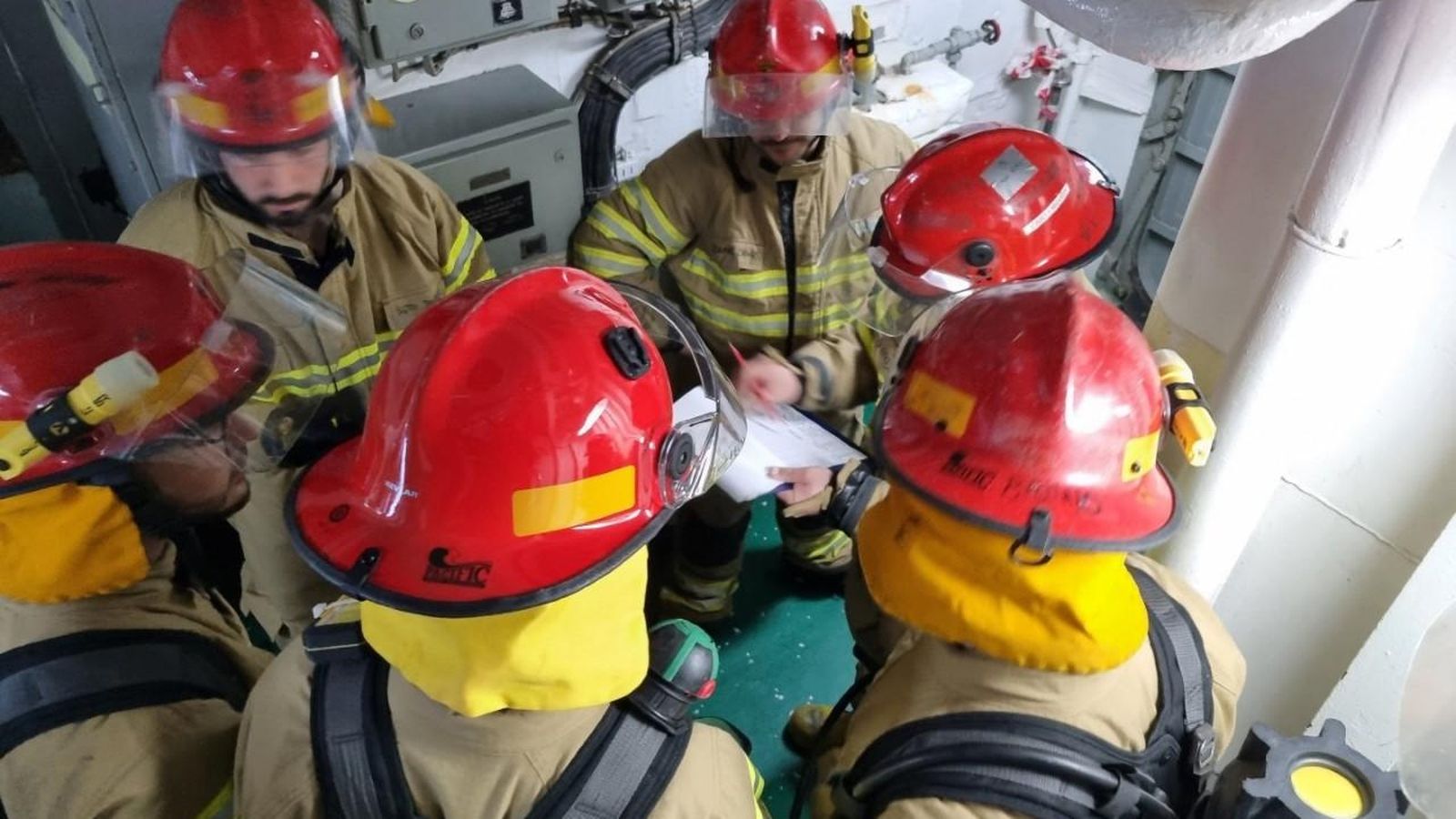 Personal de los buques en uno de los ejercicios.