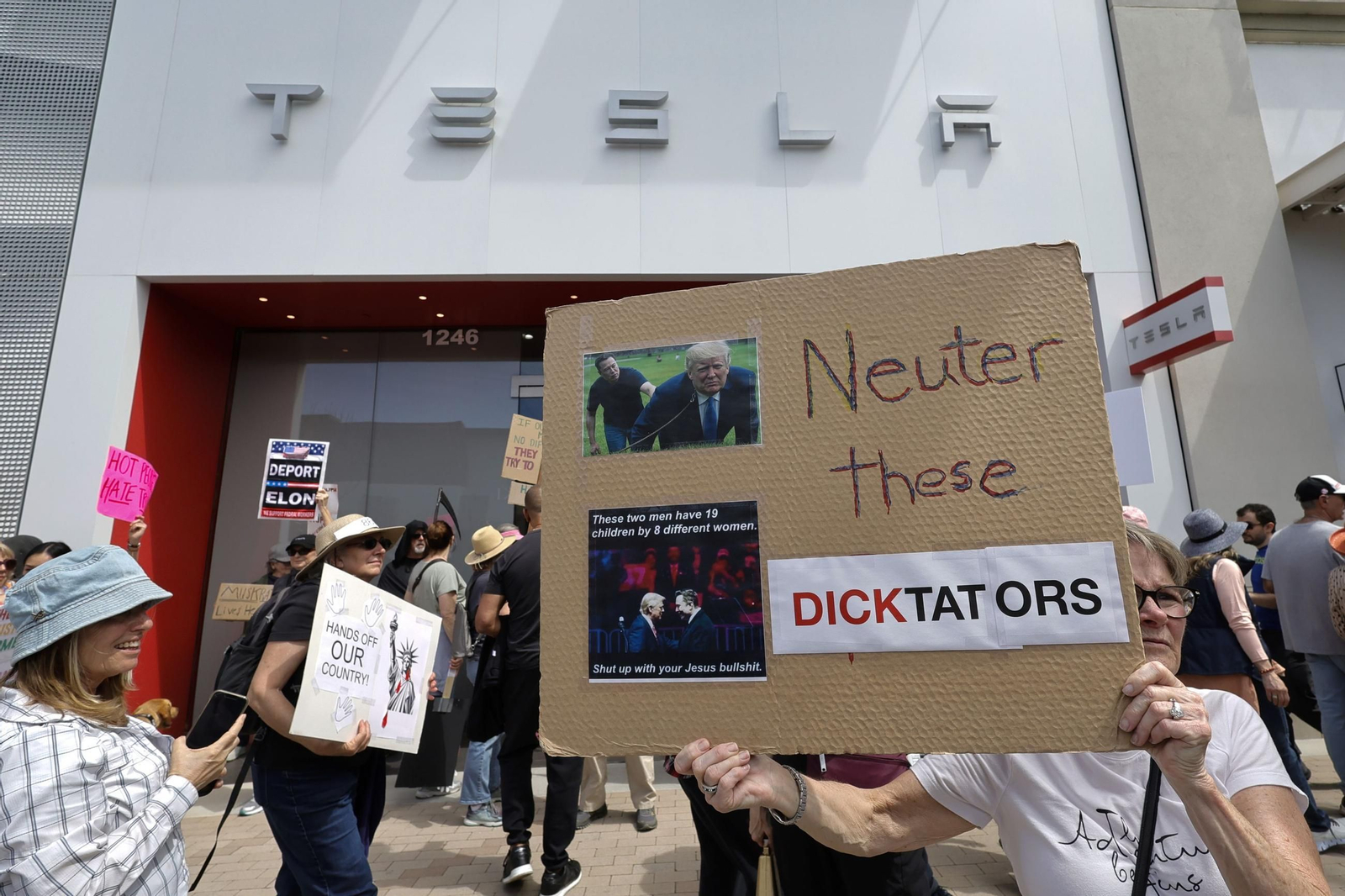 Miles de manifestantes contra Trump y Musk en EEUU: "¡Quita tus manos!"
