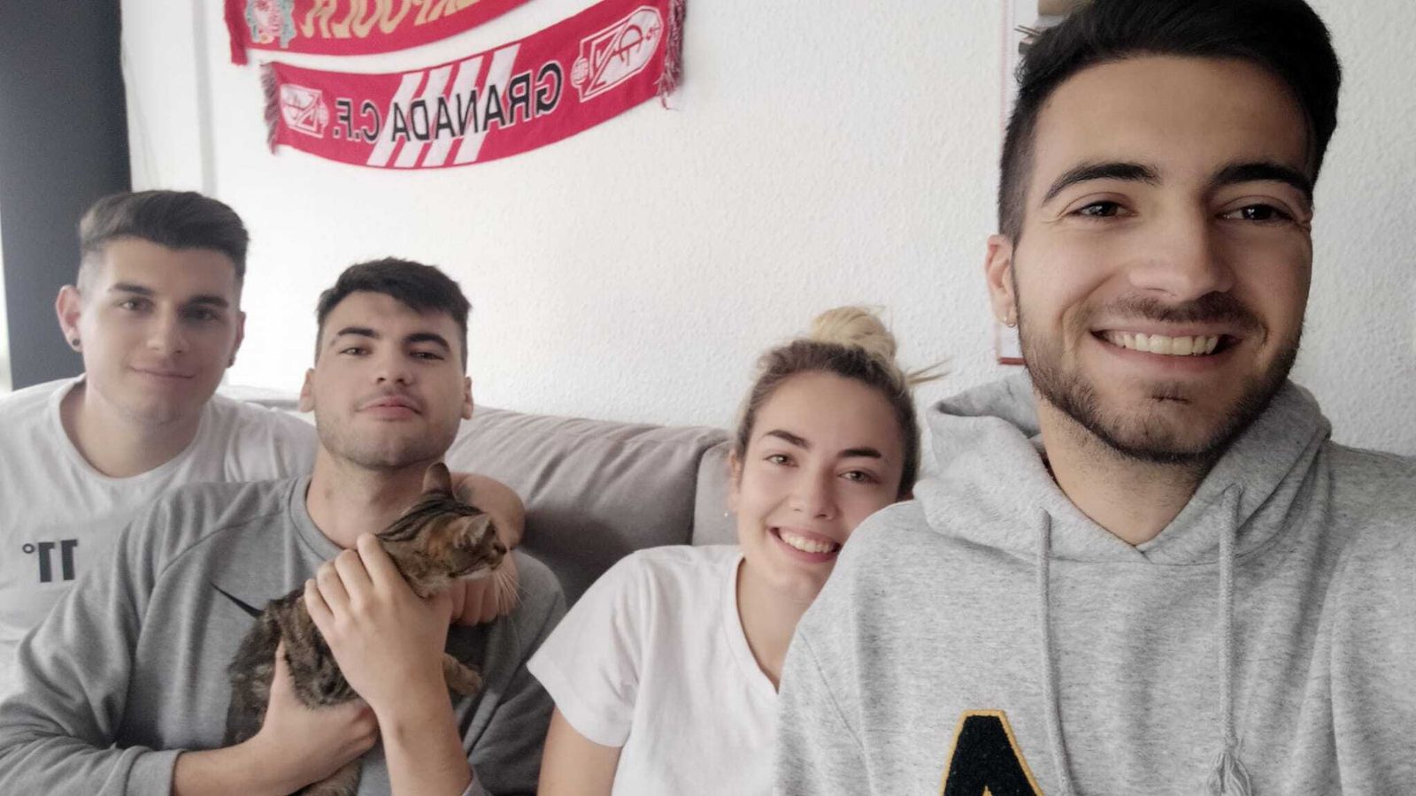 De izquierda a derecha: Luis Pozo, Juande Fernández y Arya (la gata), Celia Sánchez y Santi Rodríguez.