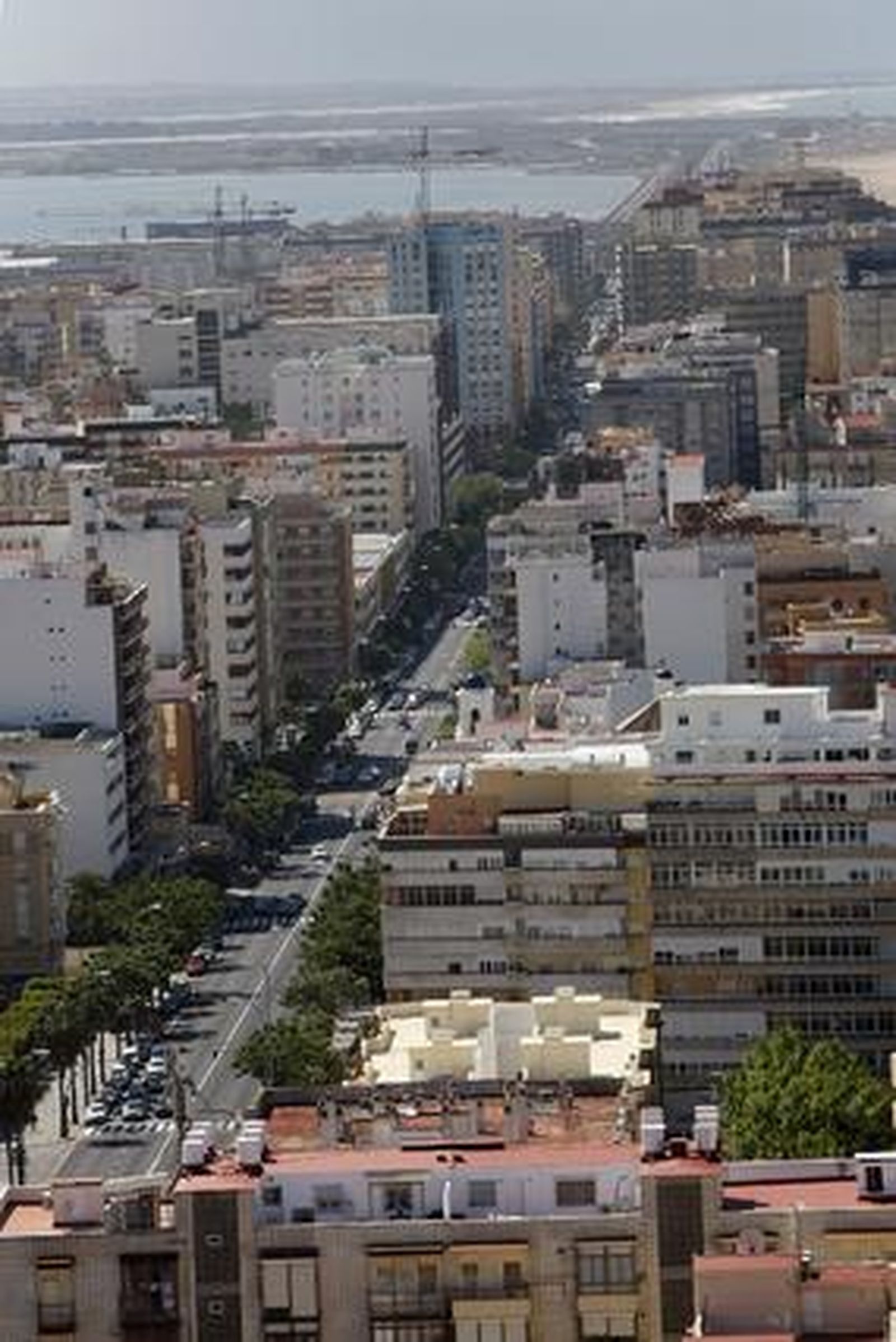 Una visita a lo alto del Pirulí ofrece una singular vista Cádiz. 

Foto: Jose Braza