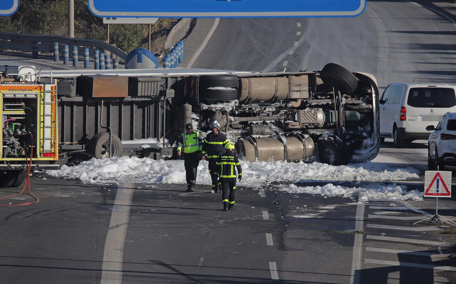 Fotos del camión volcado en la A7 en Los Barrios