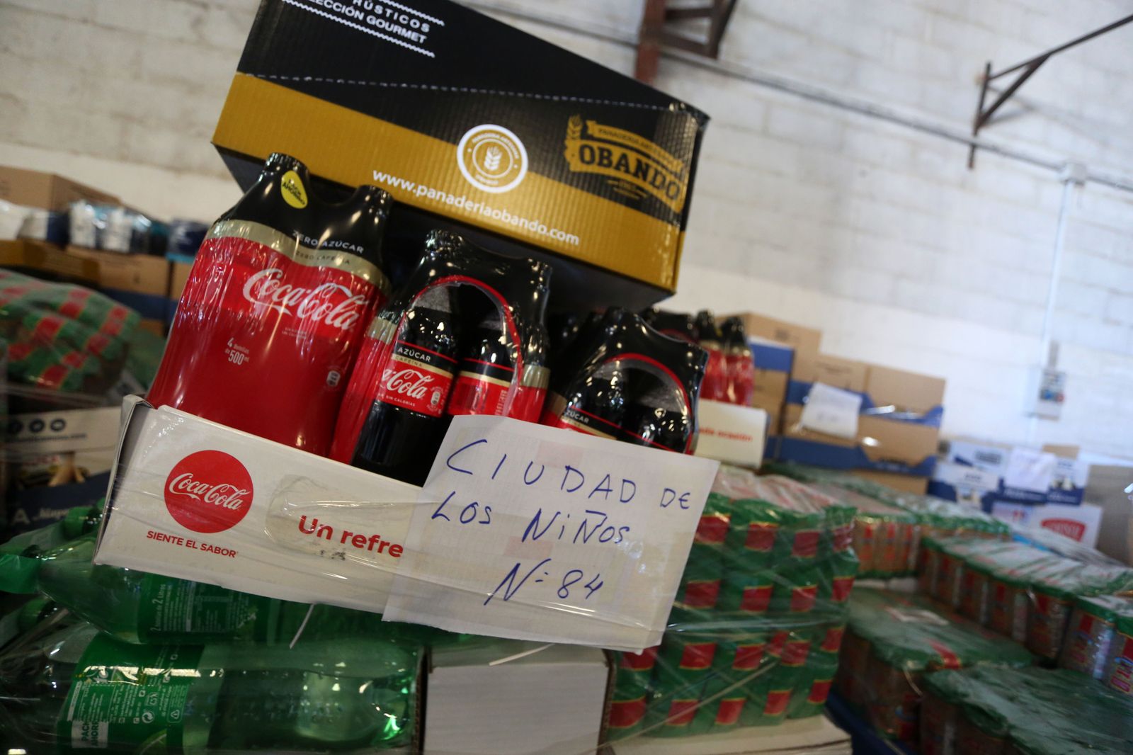 Las imágenes del Reparto de alimentos a entidades sociales del Banco de Alimentos y la Fundación Cajasol