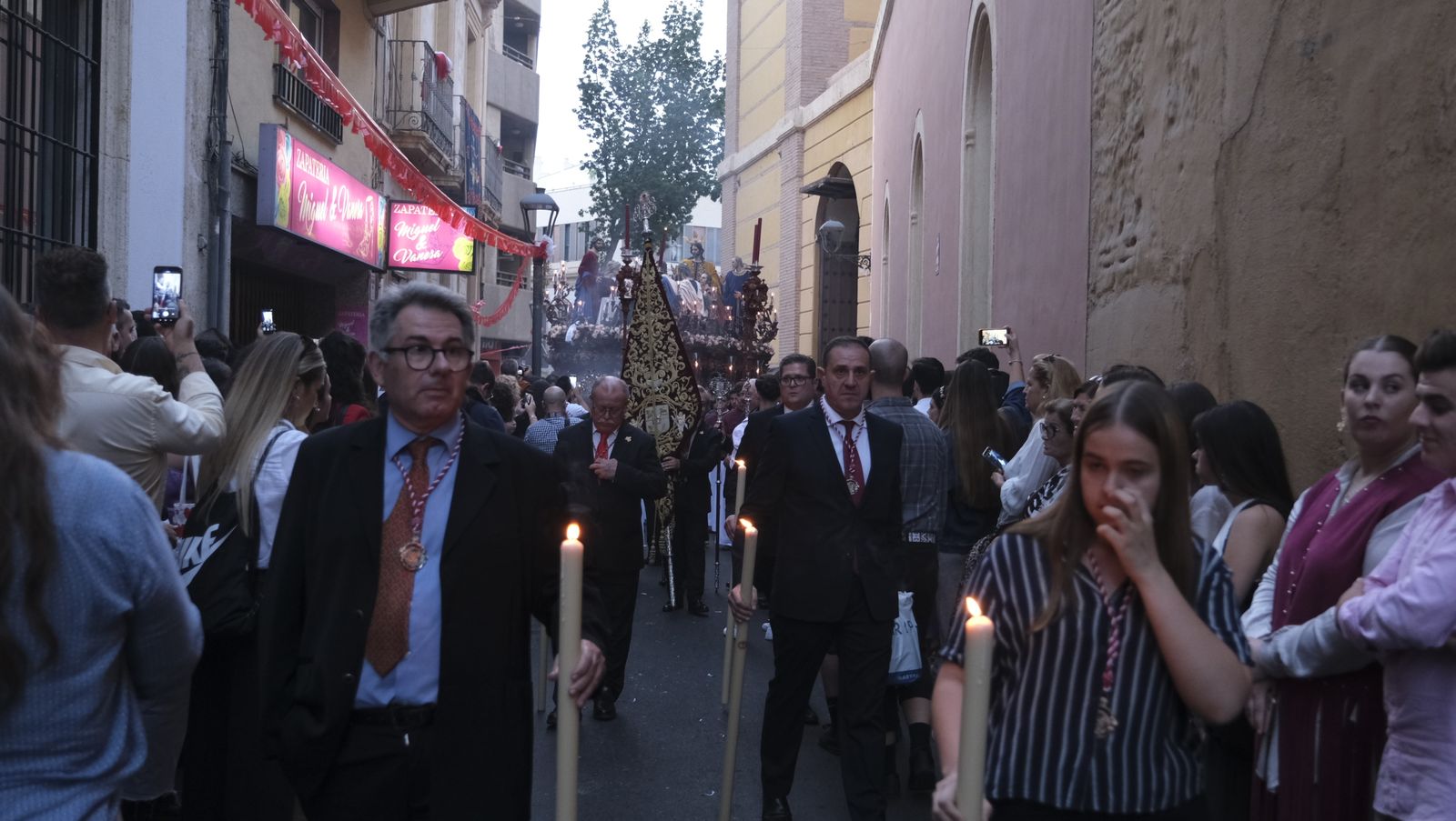 Imágenes de La Magna por las calles de Almería