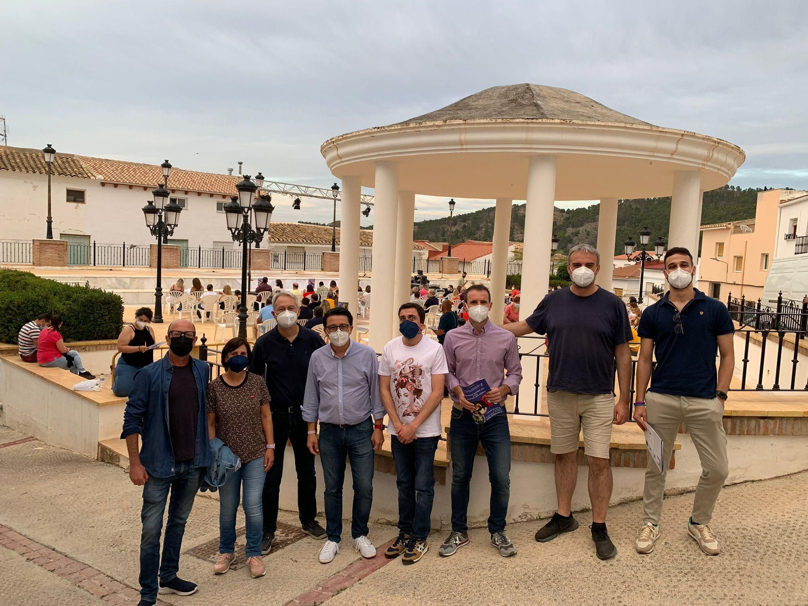 El diputado de Cultura y Cine, Manuel Guzmán en Purchena con los cómicos.