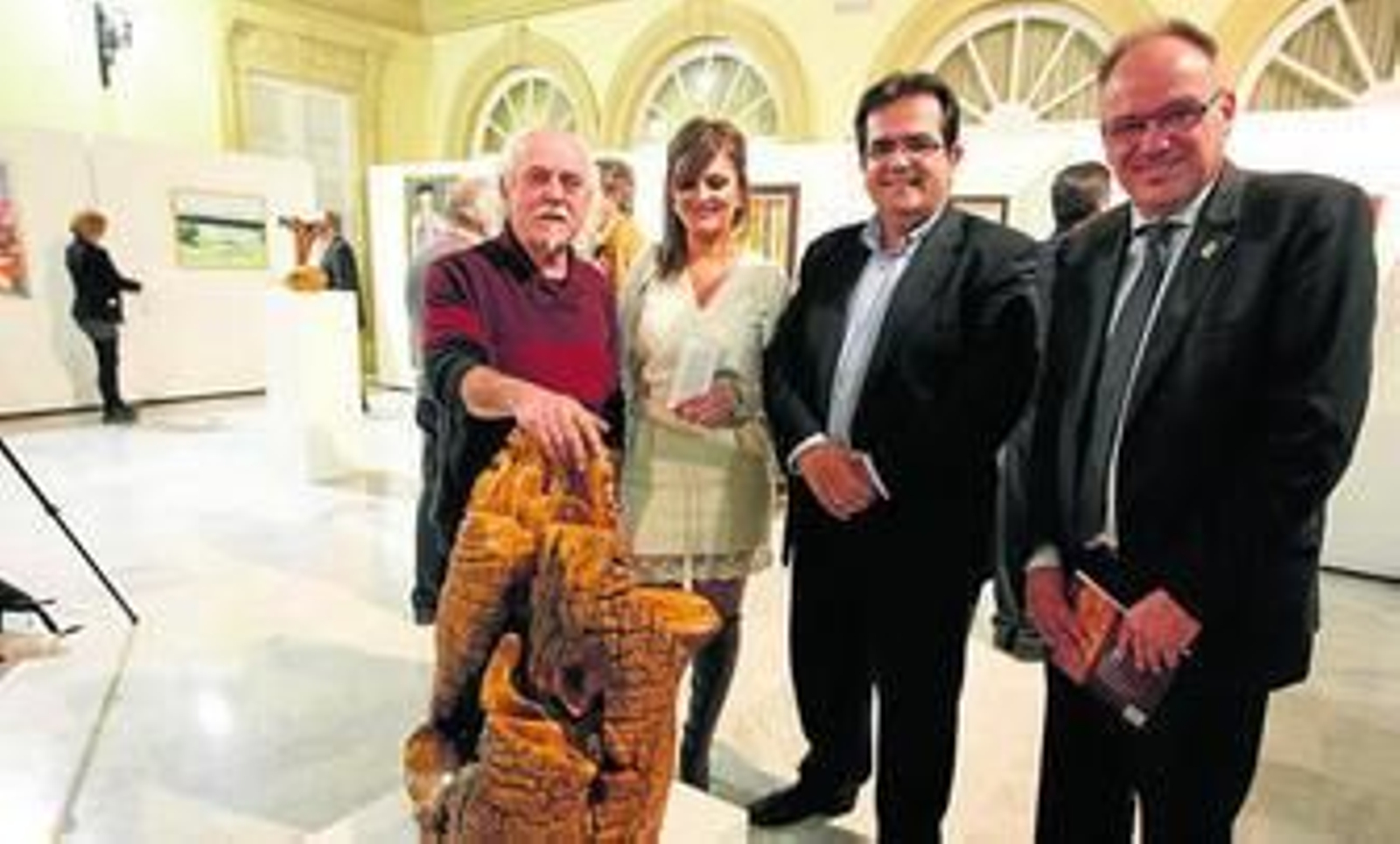 Antonio Egea del Grupo Gabar con Antonio Jesús Rodríguez, diputado de Cultura y Dietmar Roth de Vélez Blanco.