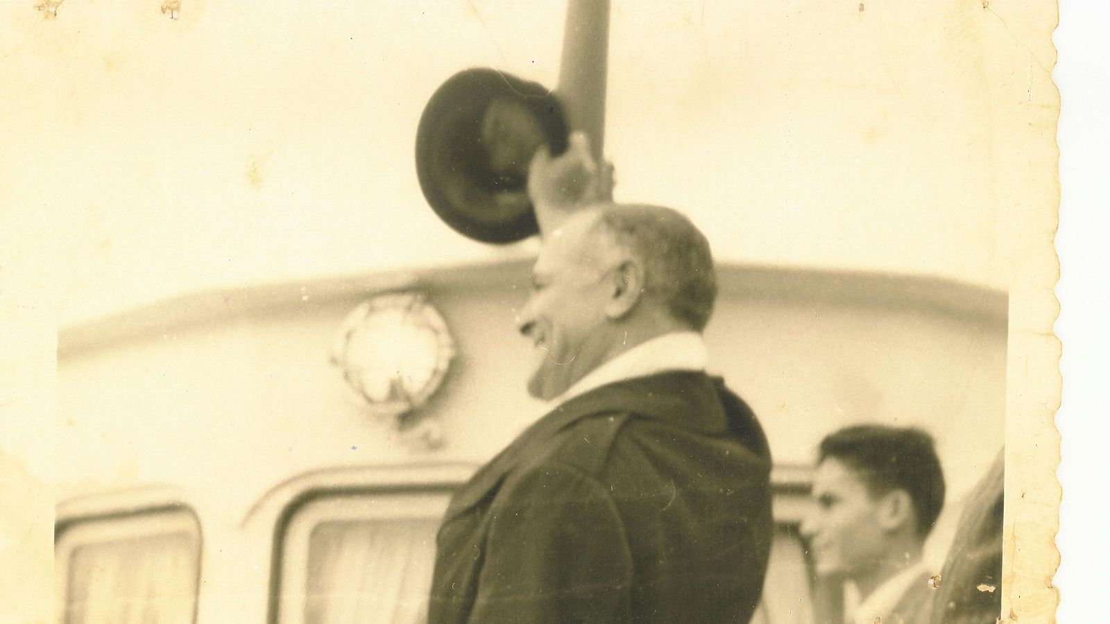 John Davis Lodge saludando desde el puente del Punta Europa. Junto a él, Carlos de las Rivas.