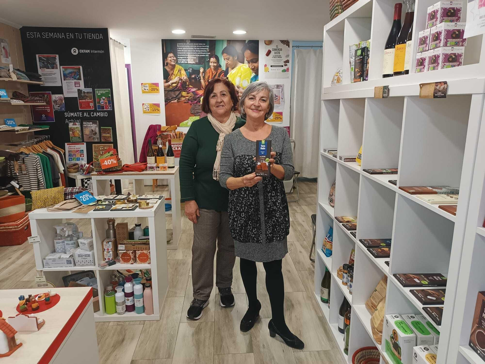Inmaculada Luque y María Moreno, voluntarias de Oxfam Intermón, en la tienda de esta oenegé en la calle Casas de Campos.