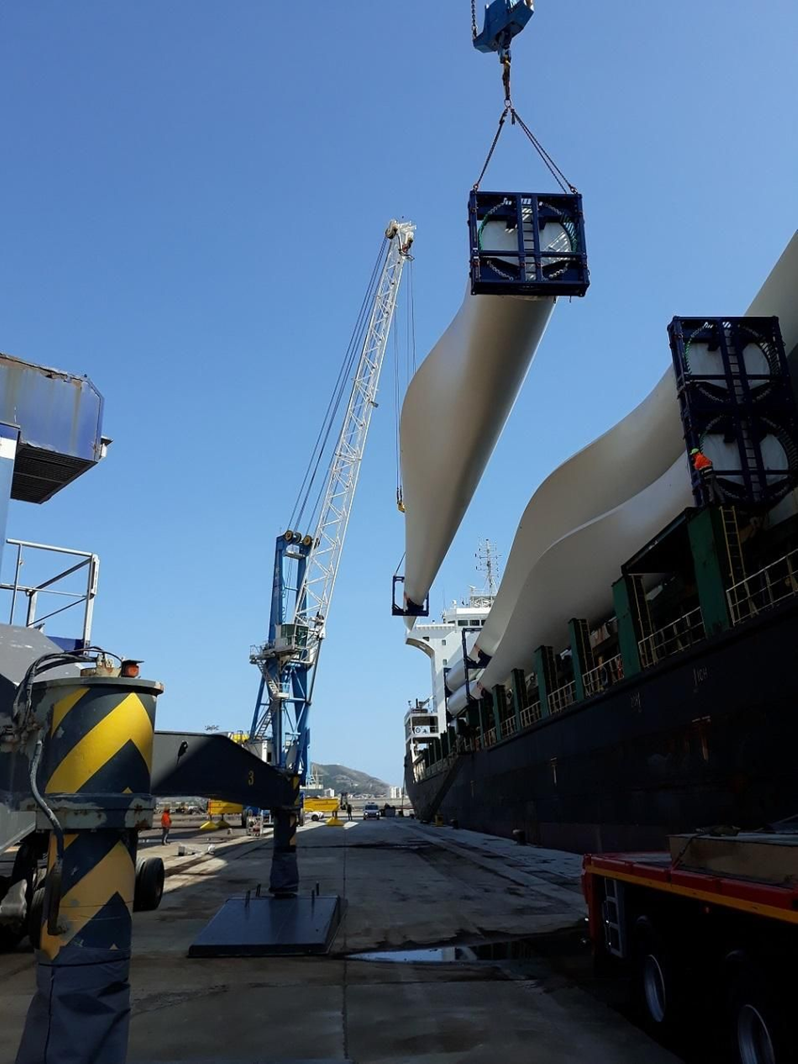 Descarga de las palas de los aerogeneradores en el Puerto de Motril tras ser transportados desde China.