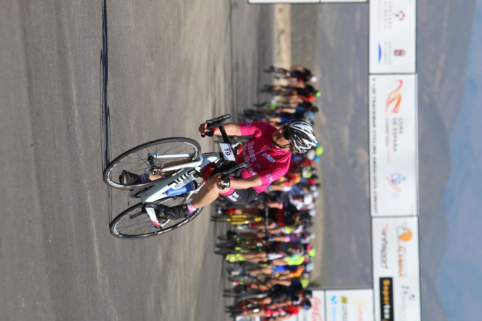 Curva a la derecha para cuatro escapados.