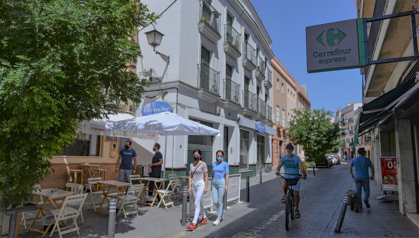 La calle Matahacas desde su comienzo en la esquina de la bodega El Acerao.