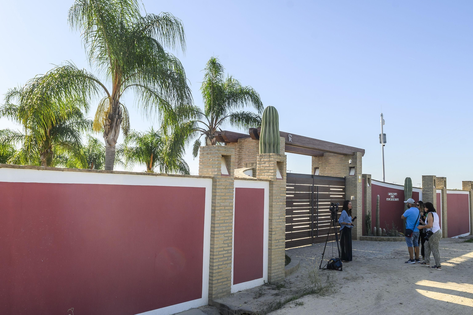Exterior de la finca La Alegría, ayer, con periodistas en la puerta.