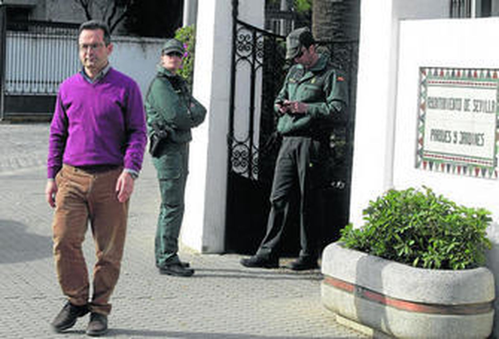 El ex director de Medio Ambiente Joaquín Peña sale de la delegación de Parques y Jardines en diciembre de 2013, cuando fue imputado en la Madeja.