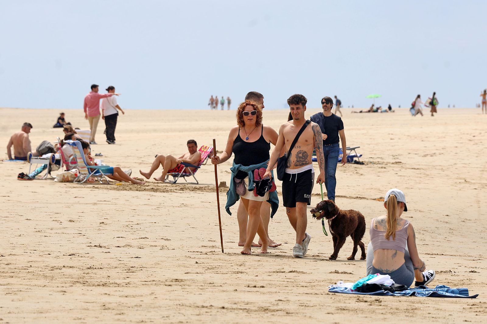 Imágenes del ambiente en la playa de El Portil durante la mañana del 1 de mayo