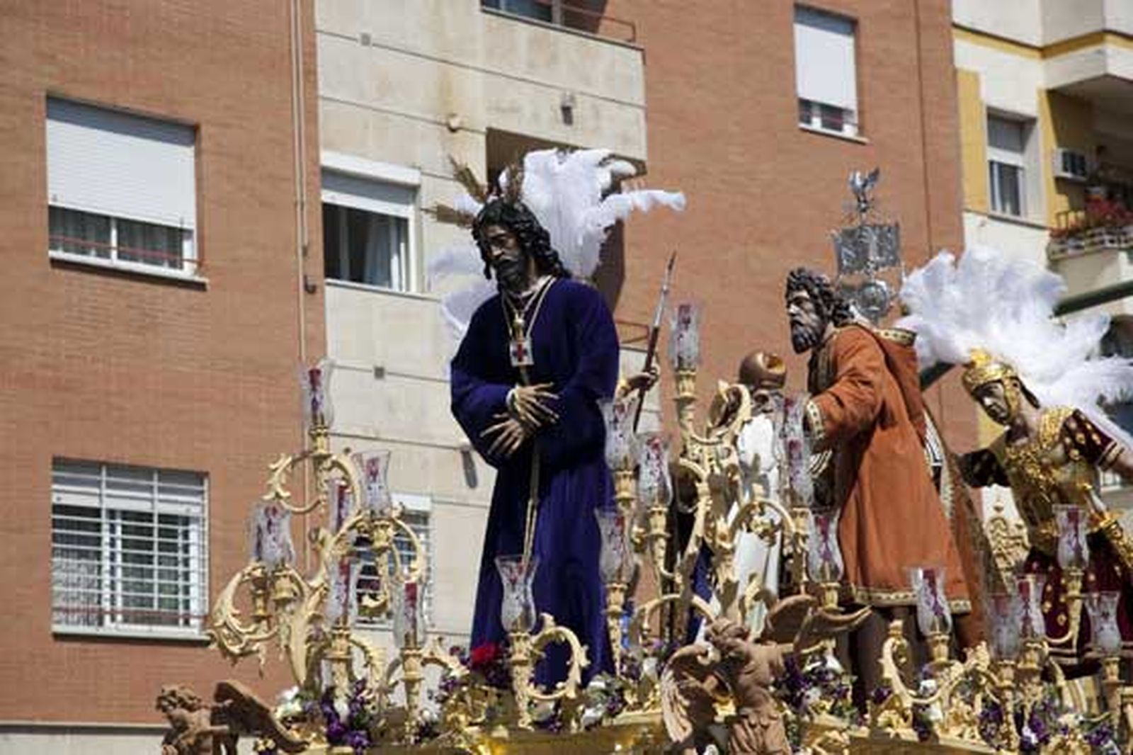 El cautivo de San Pablo a su paso por el barrio que da nombre a la Hermandad.

Foto: Jaime Martínez